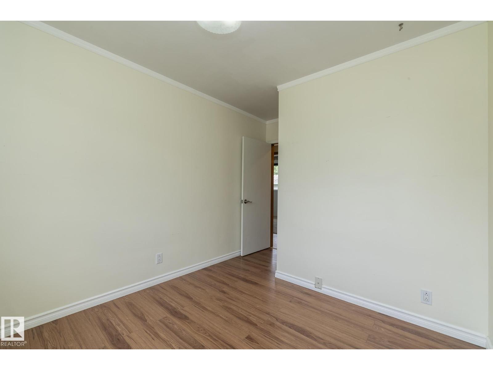 5608 122 AV NW - 24