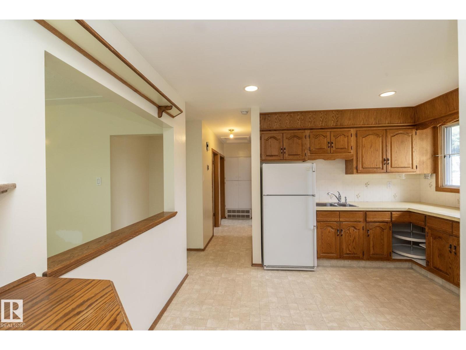 5608 122 AV NW - 12