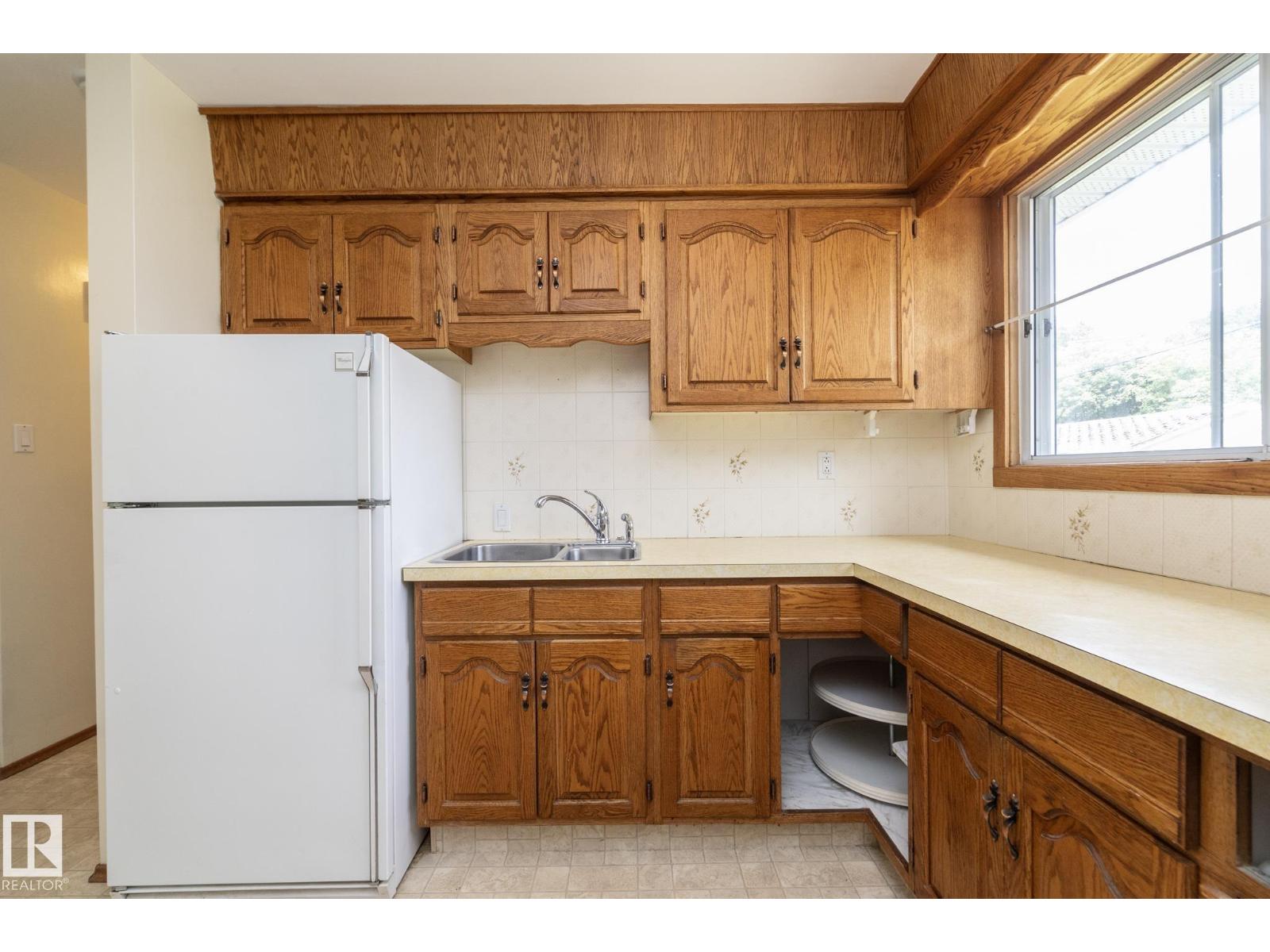 5608 122 AV NW - 16