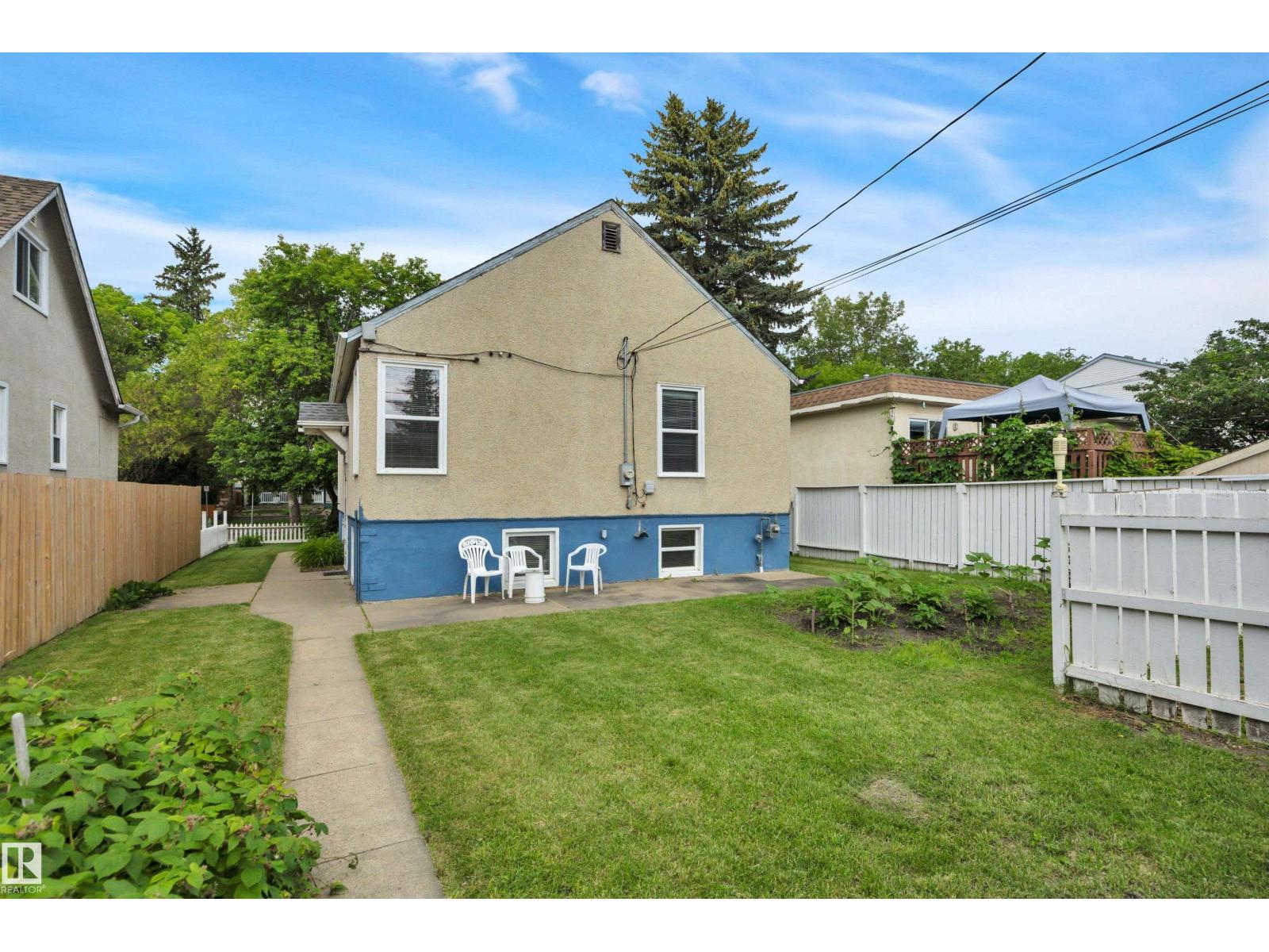 9307 92 ST NW - 44