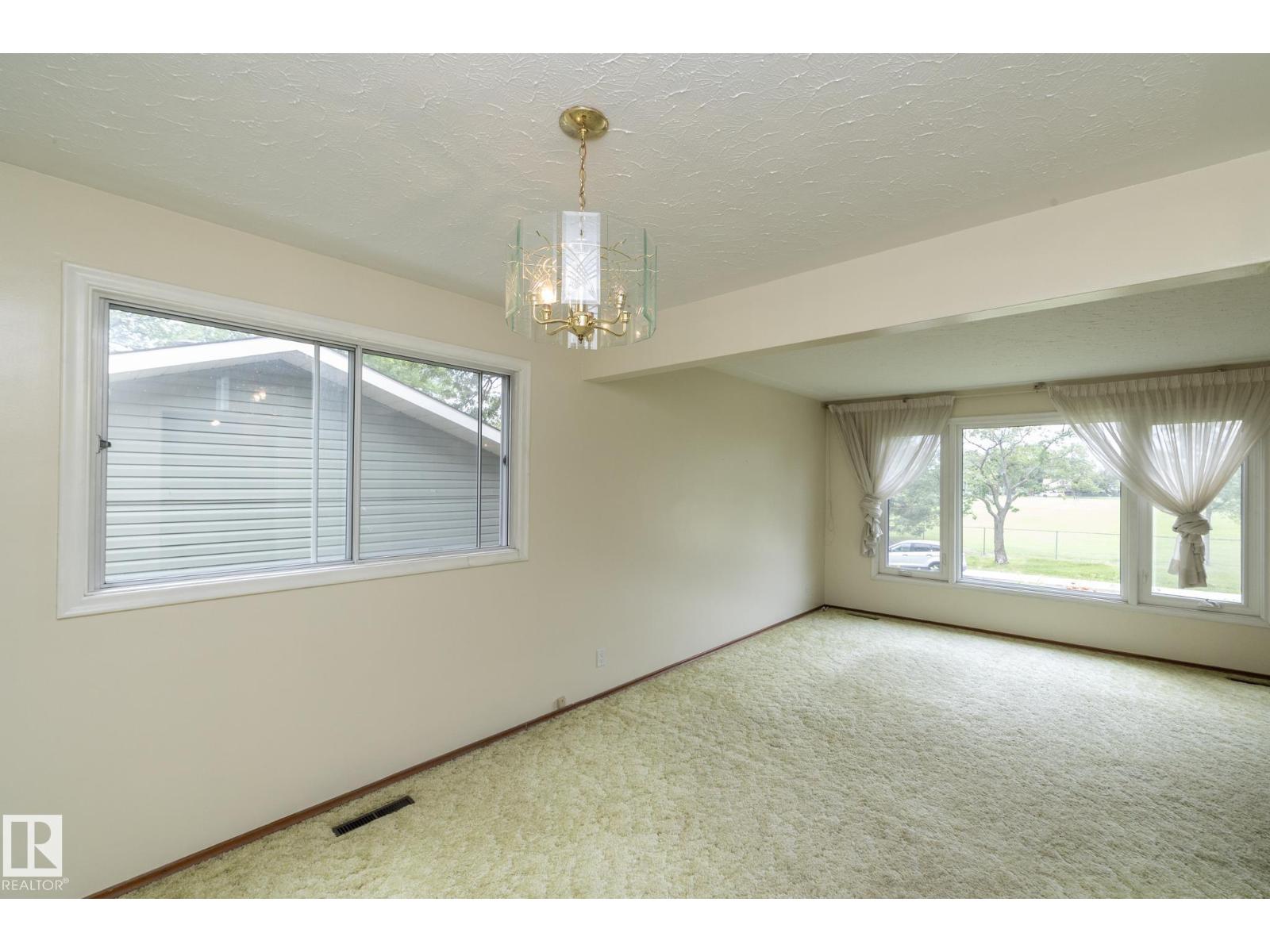 5608 122 AV NW - 11