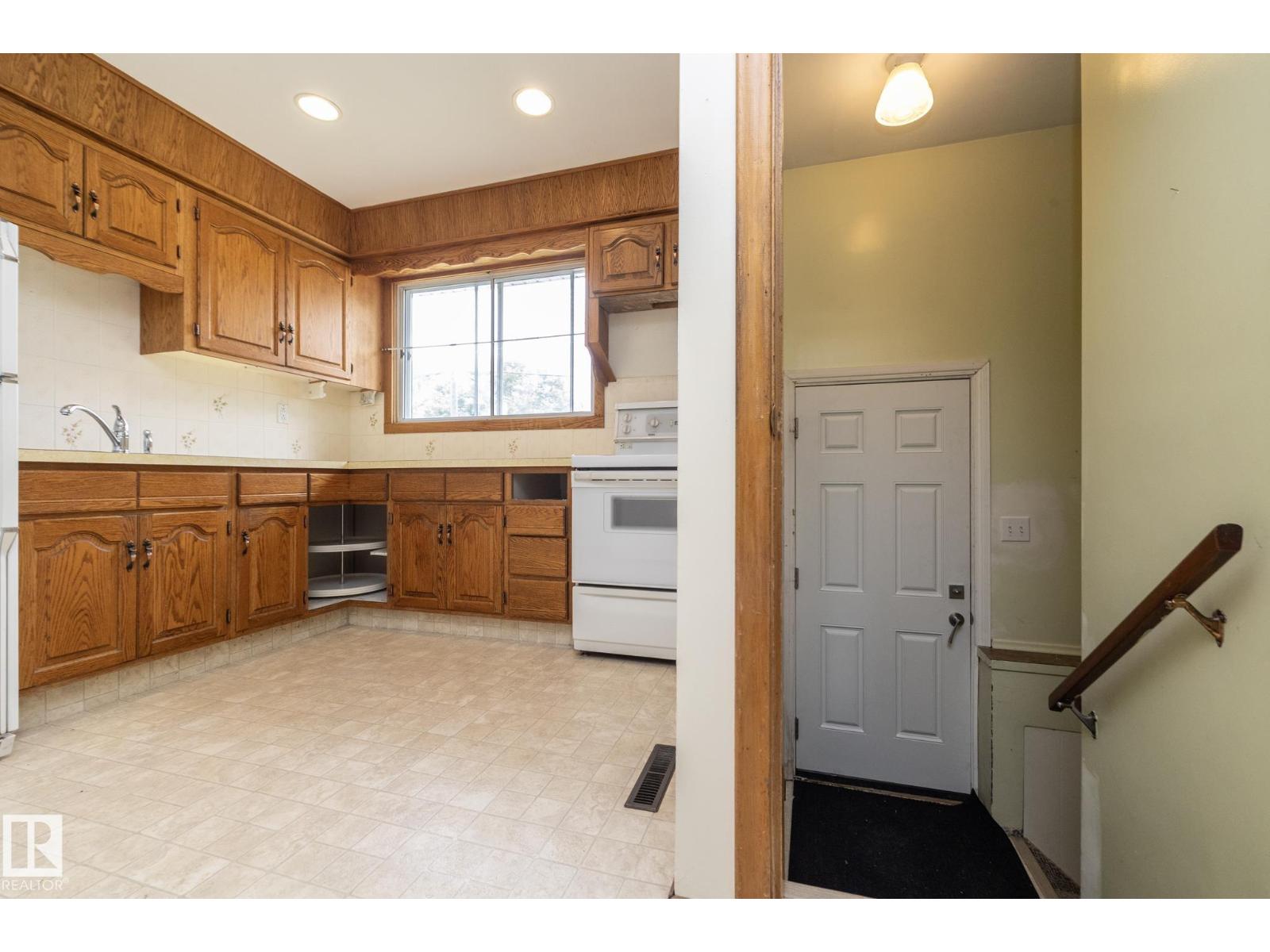 5608 122 AV NW - 15