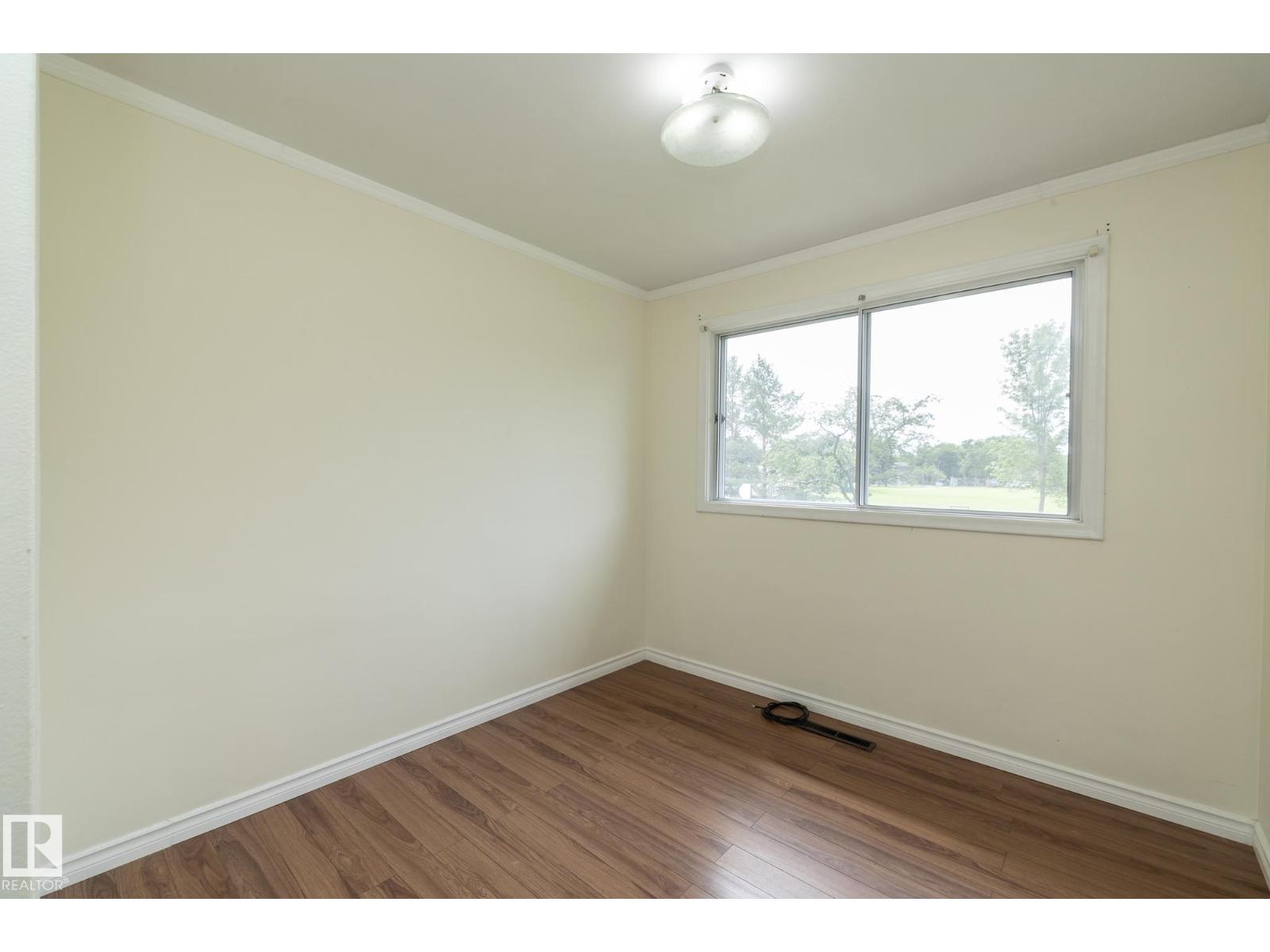 5608 122 AV NW - 22