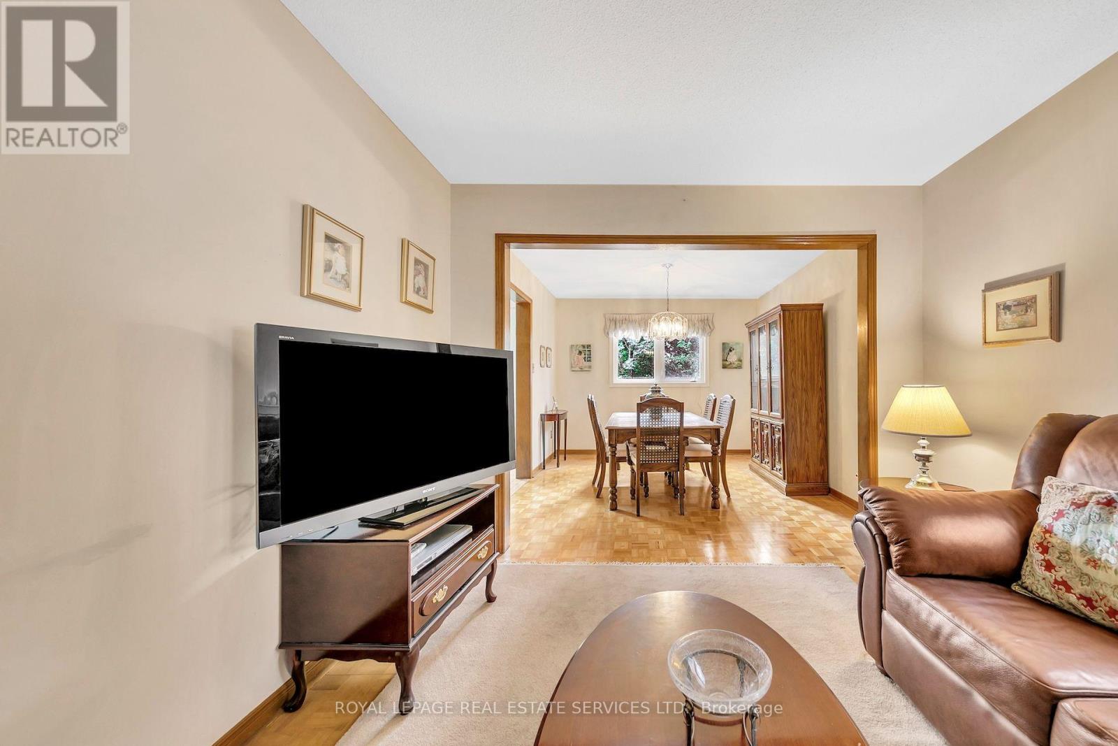 47 VELVET CRESCENT - 22