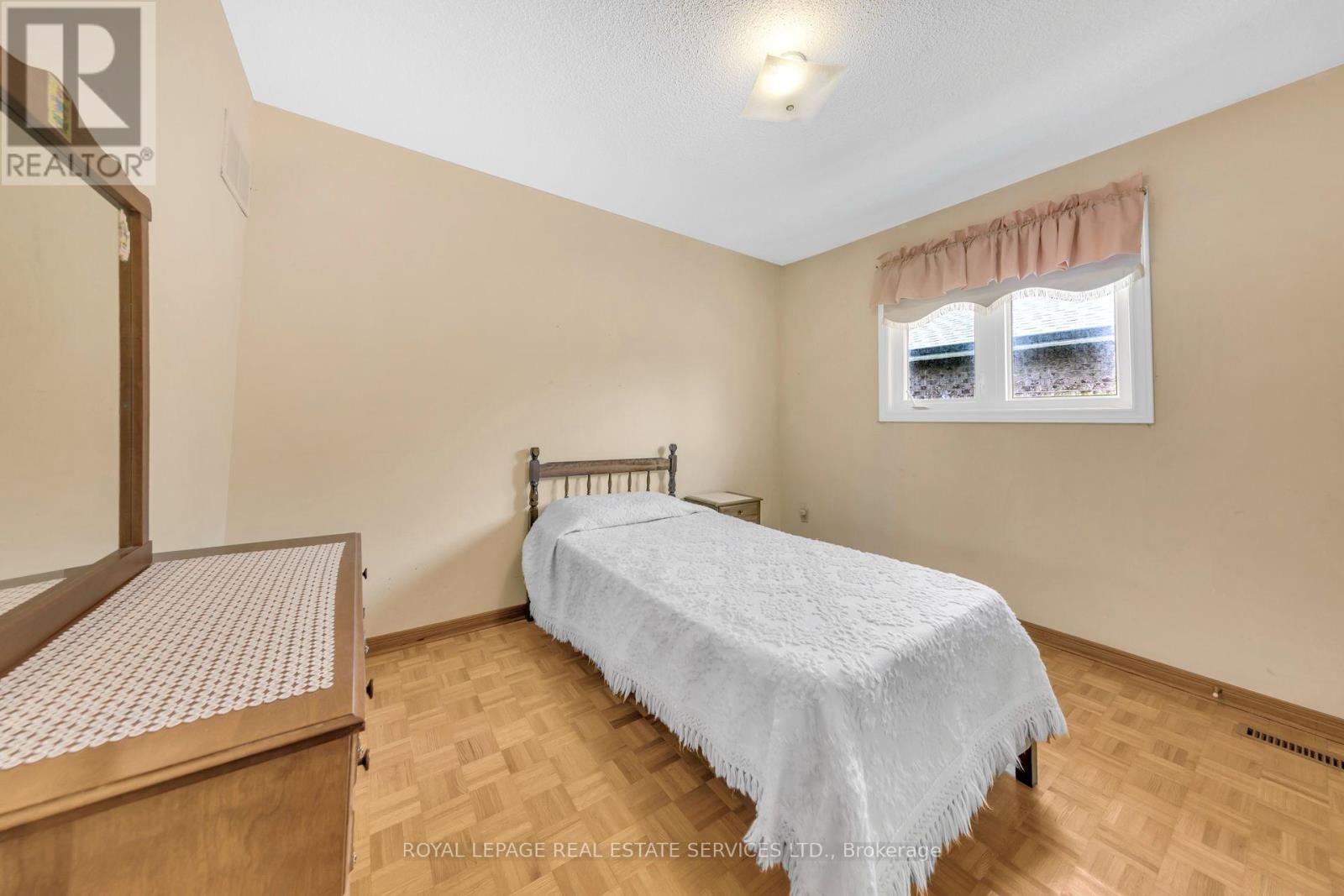 47 VELVET CRESCENT - 36