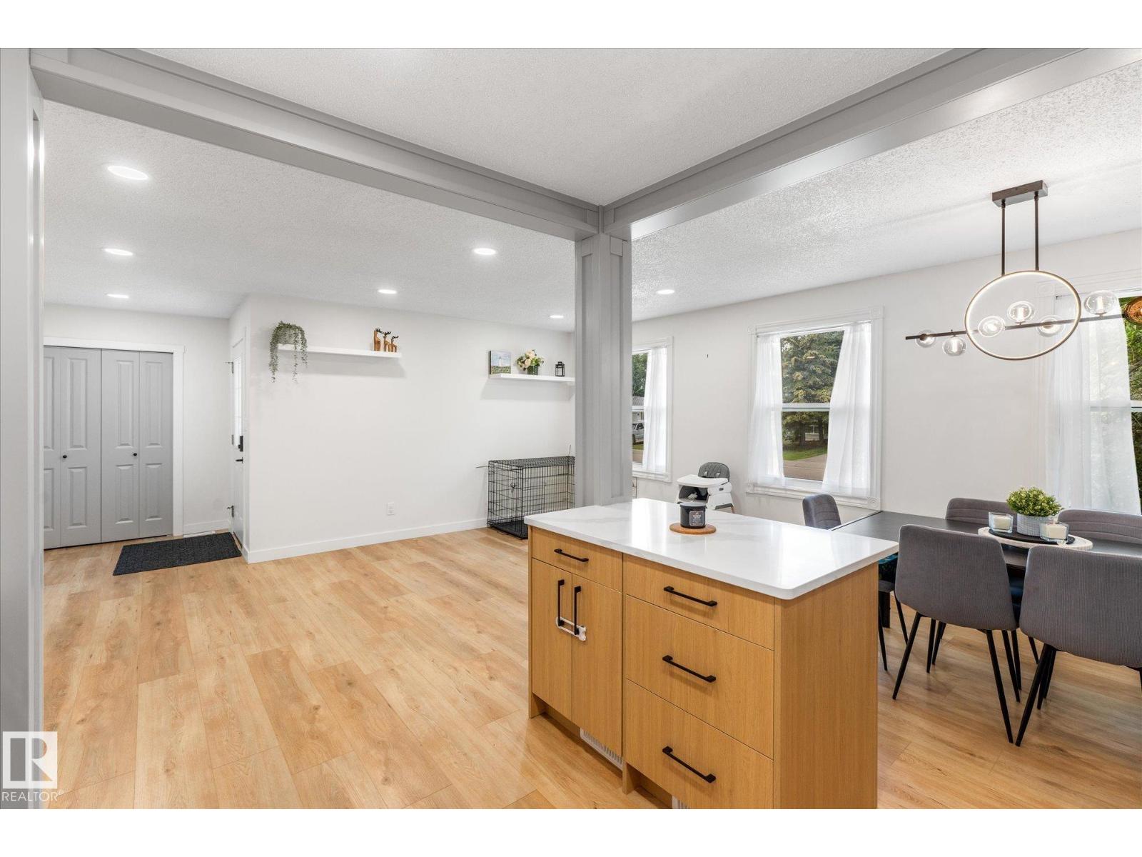 4009 37 AV NW - 10