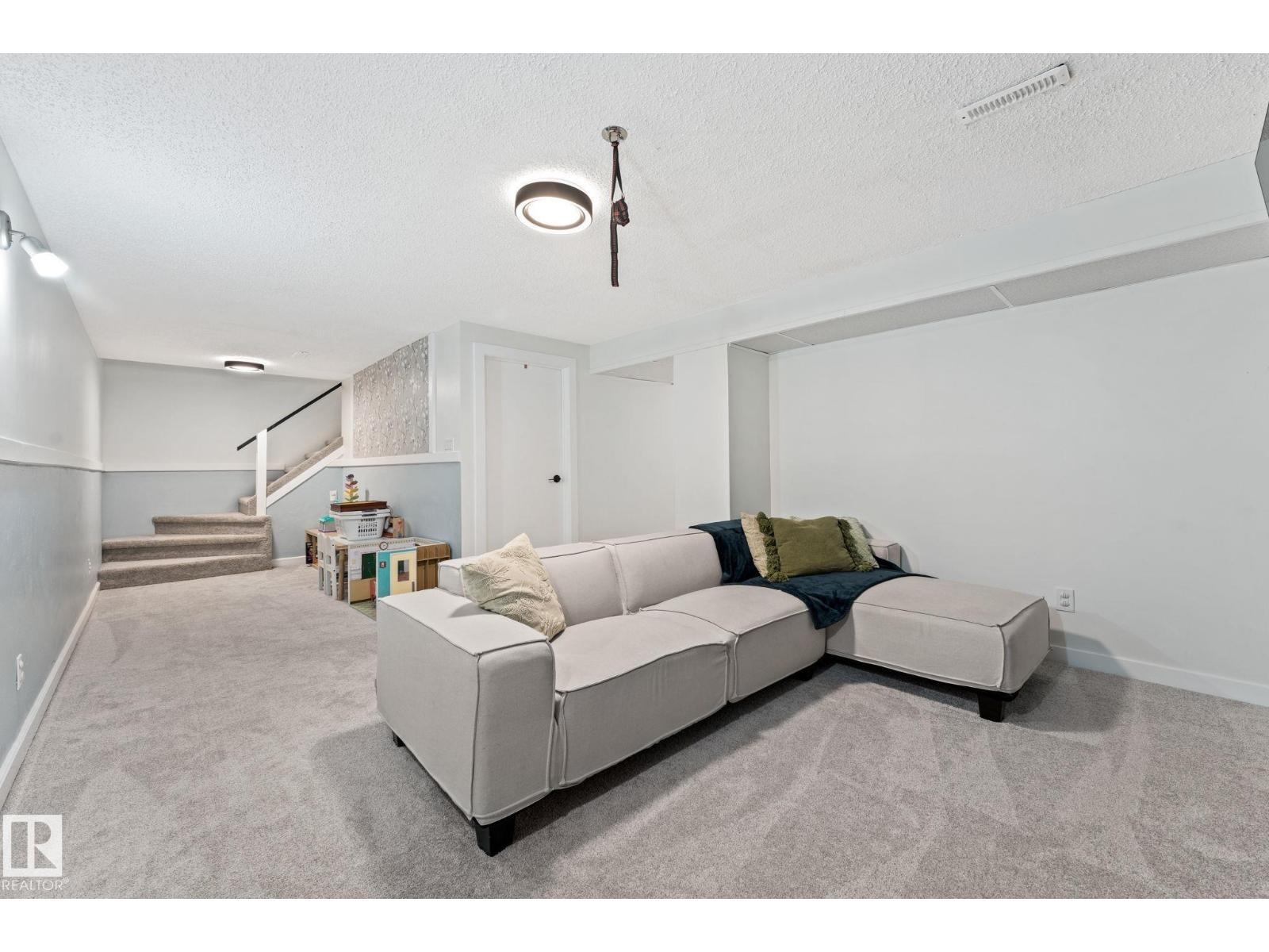 354 VILLAGE DR — photo 37