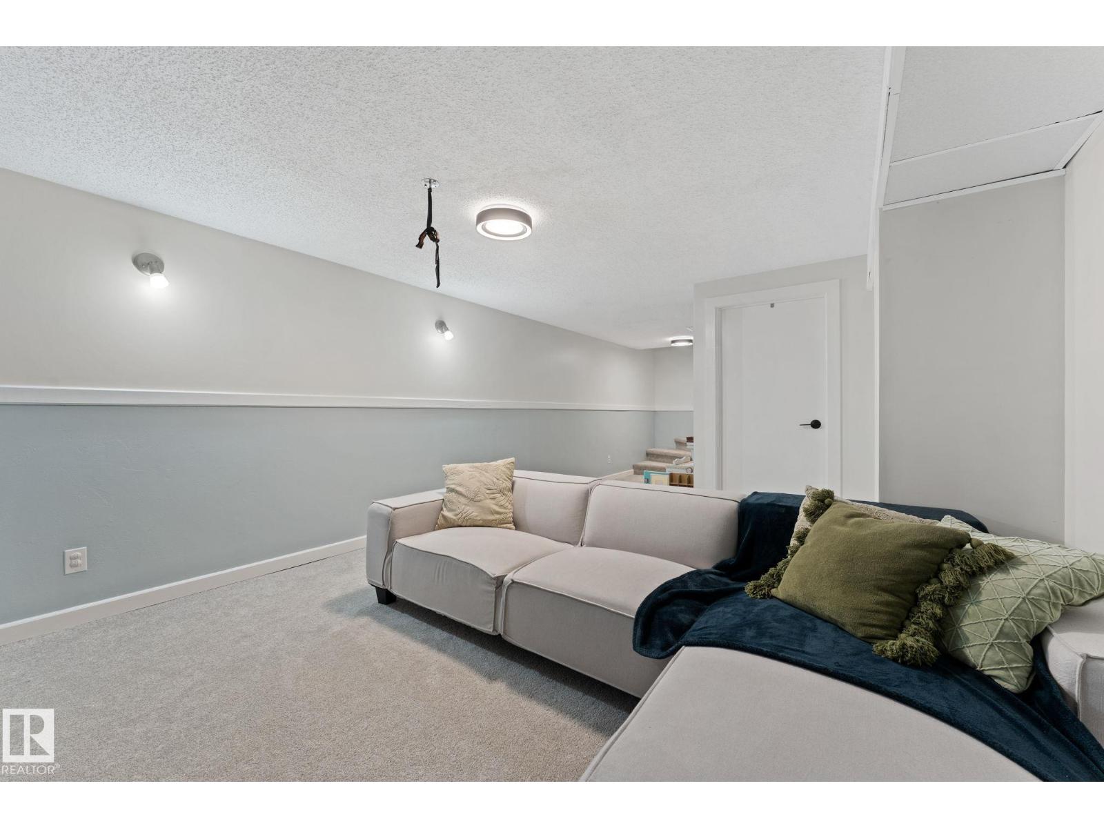 354 VILLAGE DR — photo 38