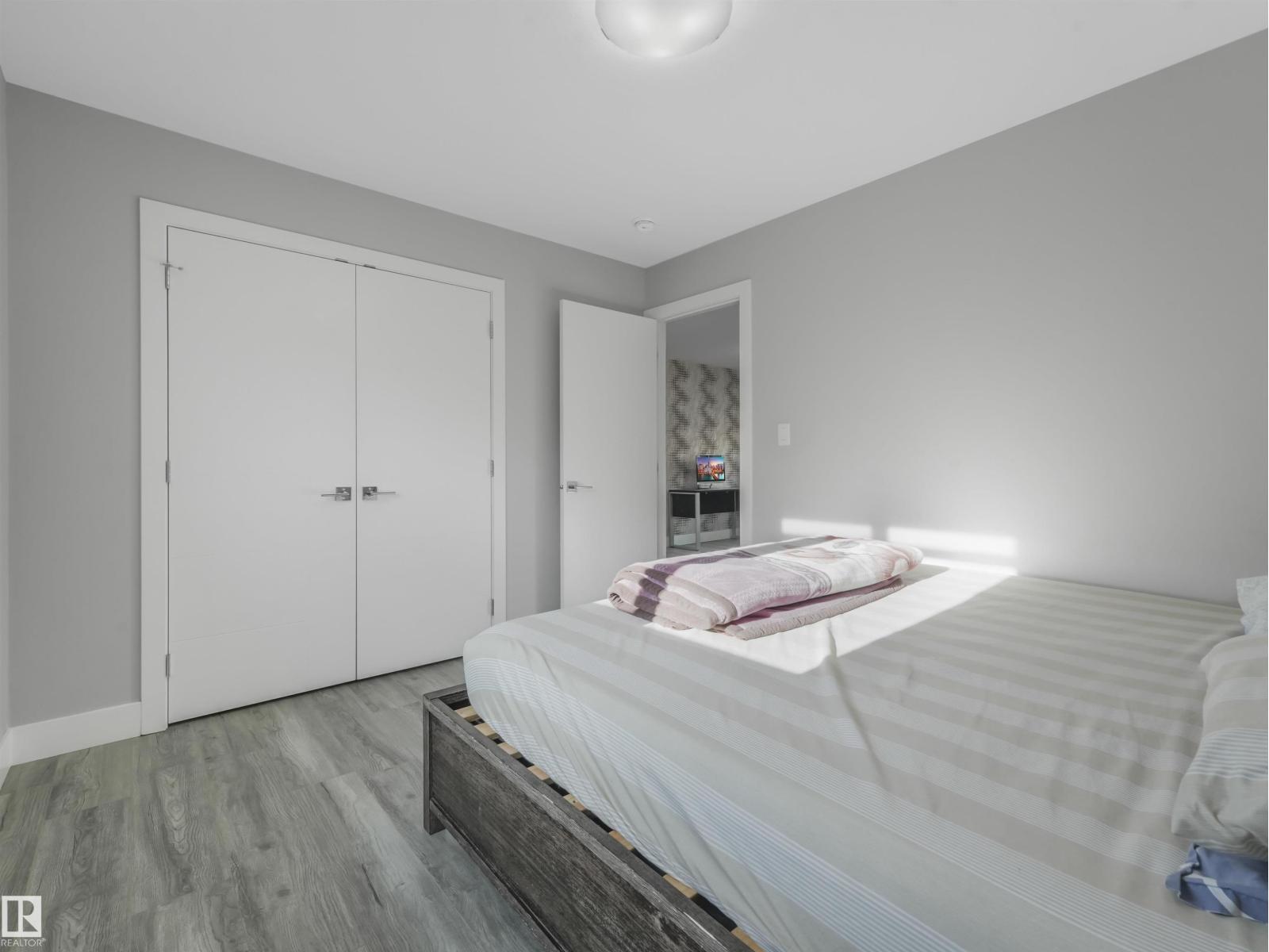 2412 14 AV NW - 32
