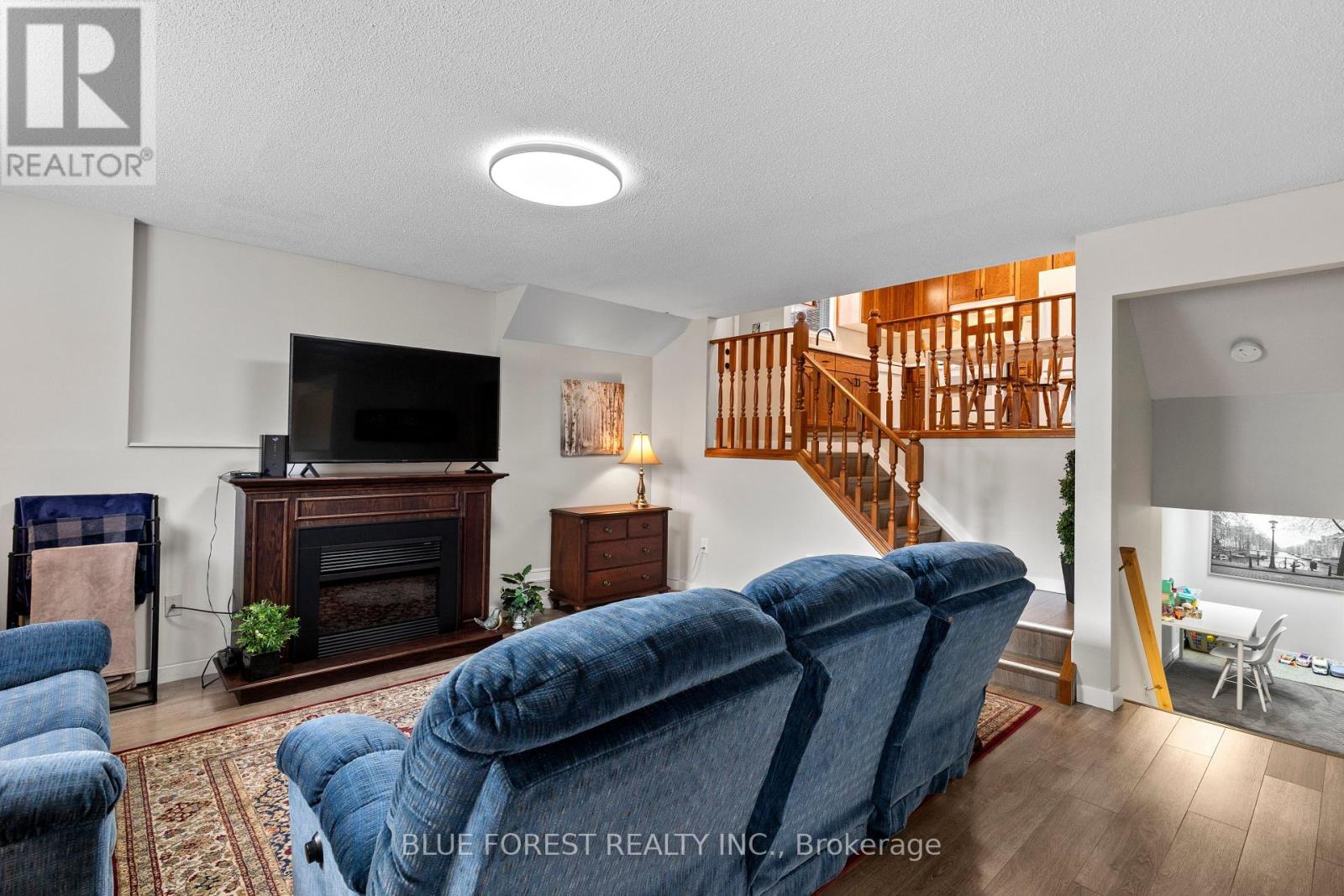 275 PORTSMOUTH CRESCENT E - 24