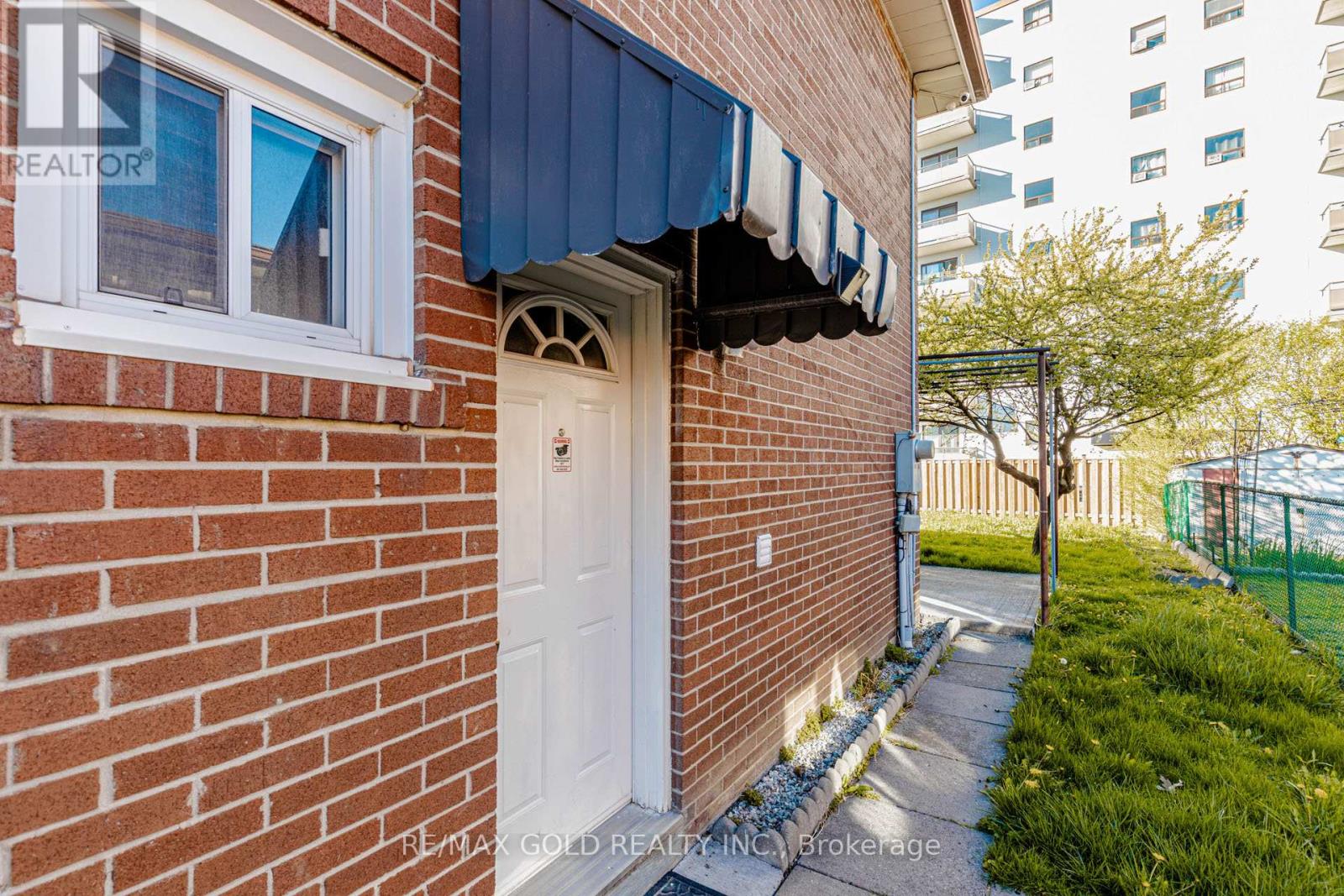 38 ACHILL CRESCENT - 32