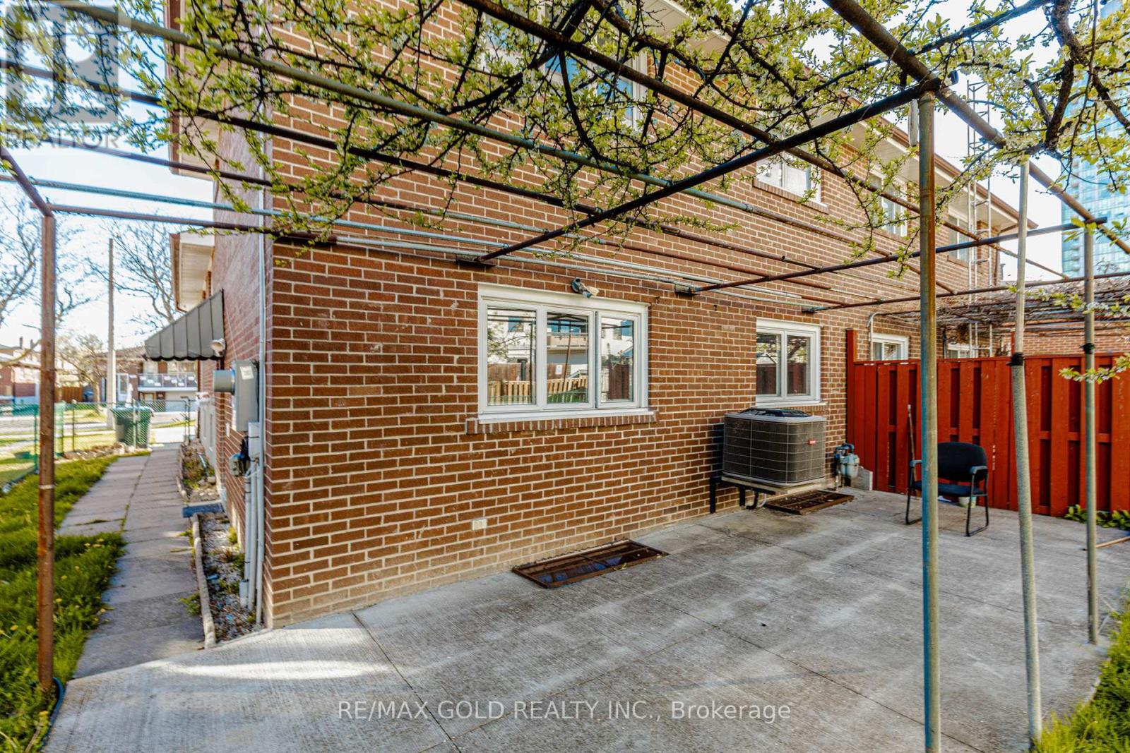 38 ACHILL CRESCENT - 47