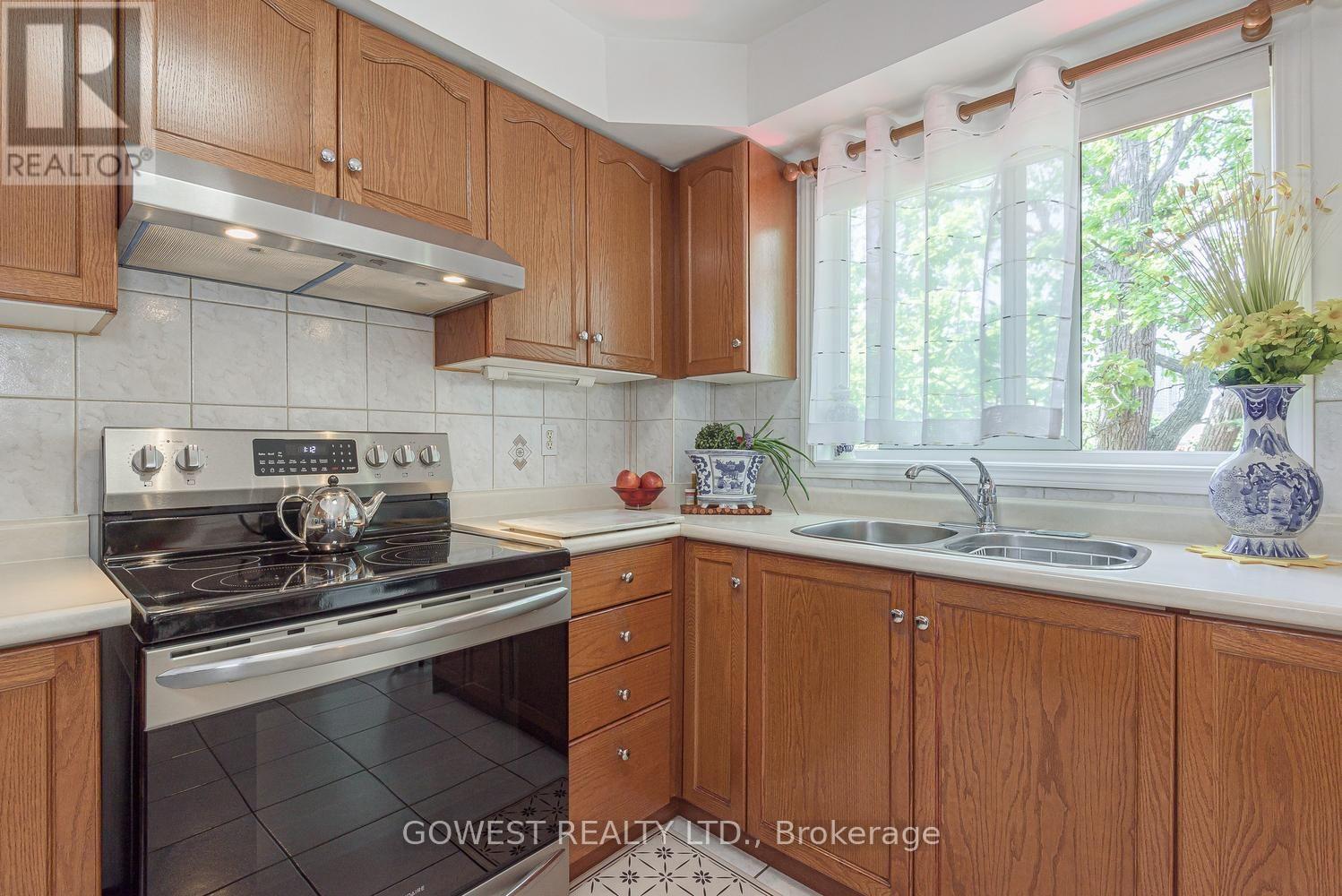 #14 80 ACORN PLACE - 18