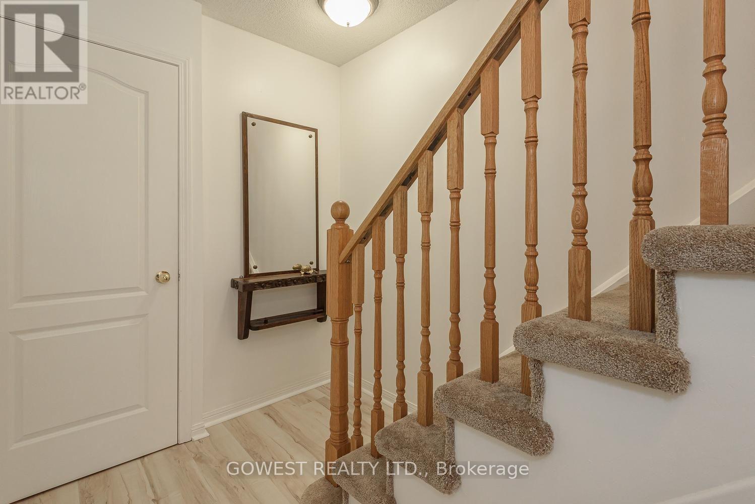 #14 80 ACORN PLACE - 32