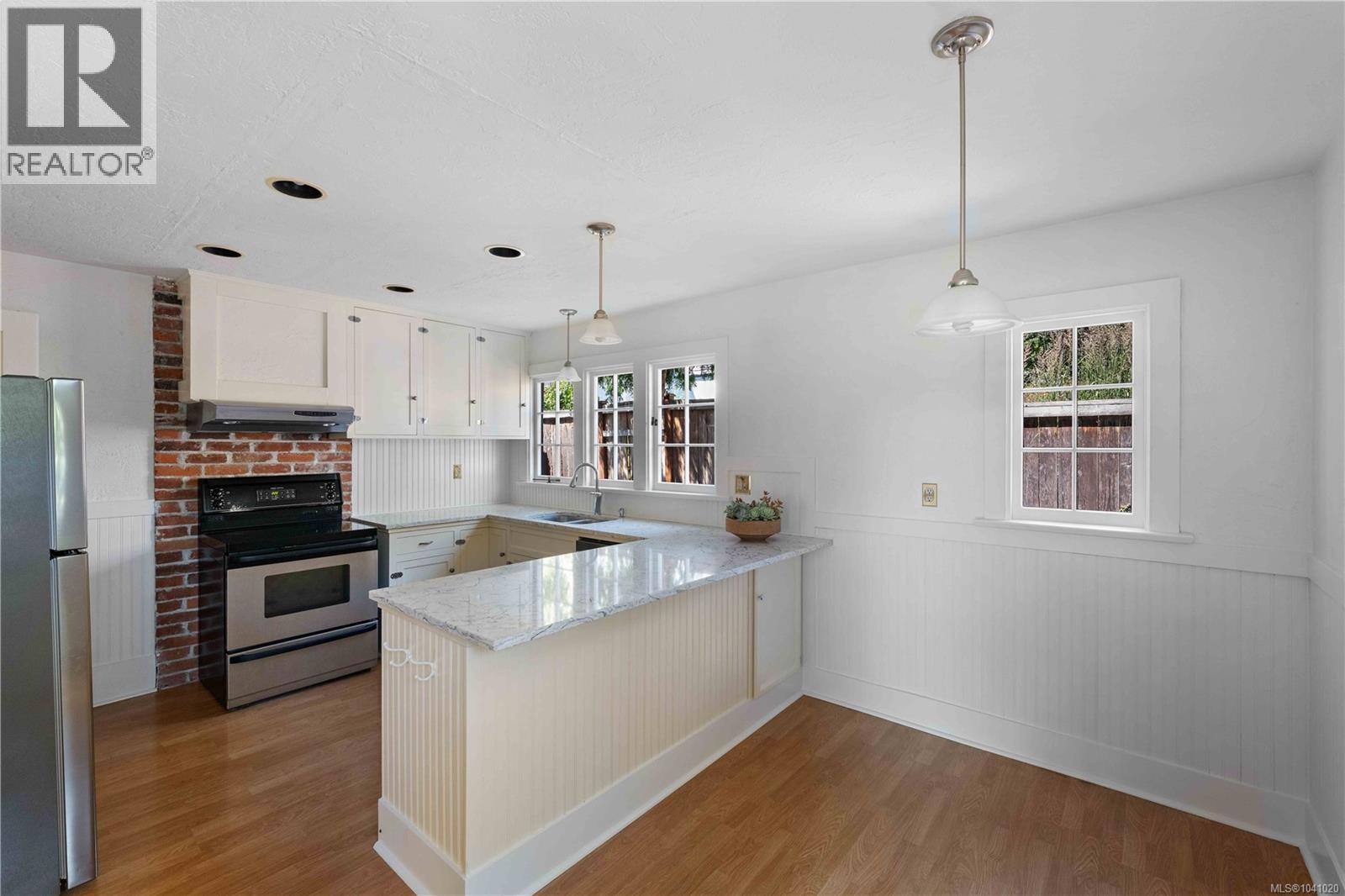 1562 Richardson St - Image 14