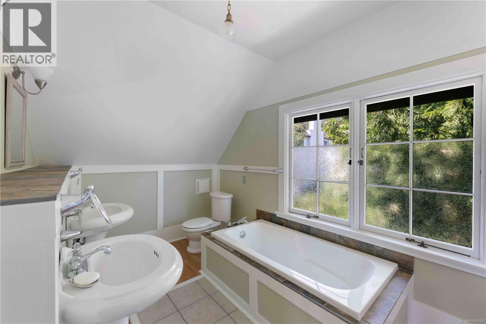 1562 Richardson St - Image 33