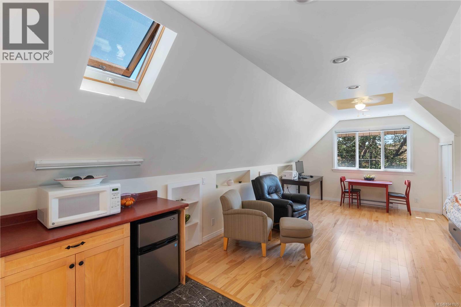 1562 Richardson St - Image 39