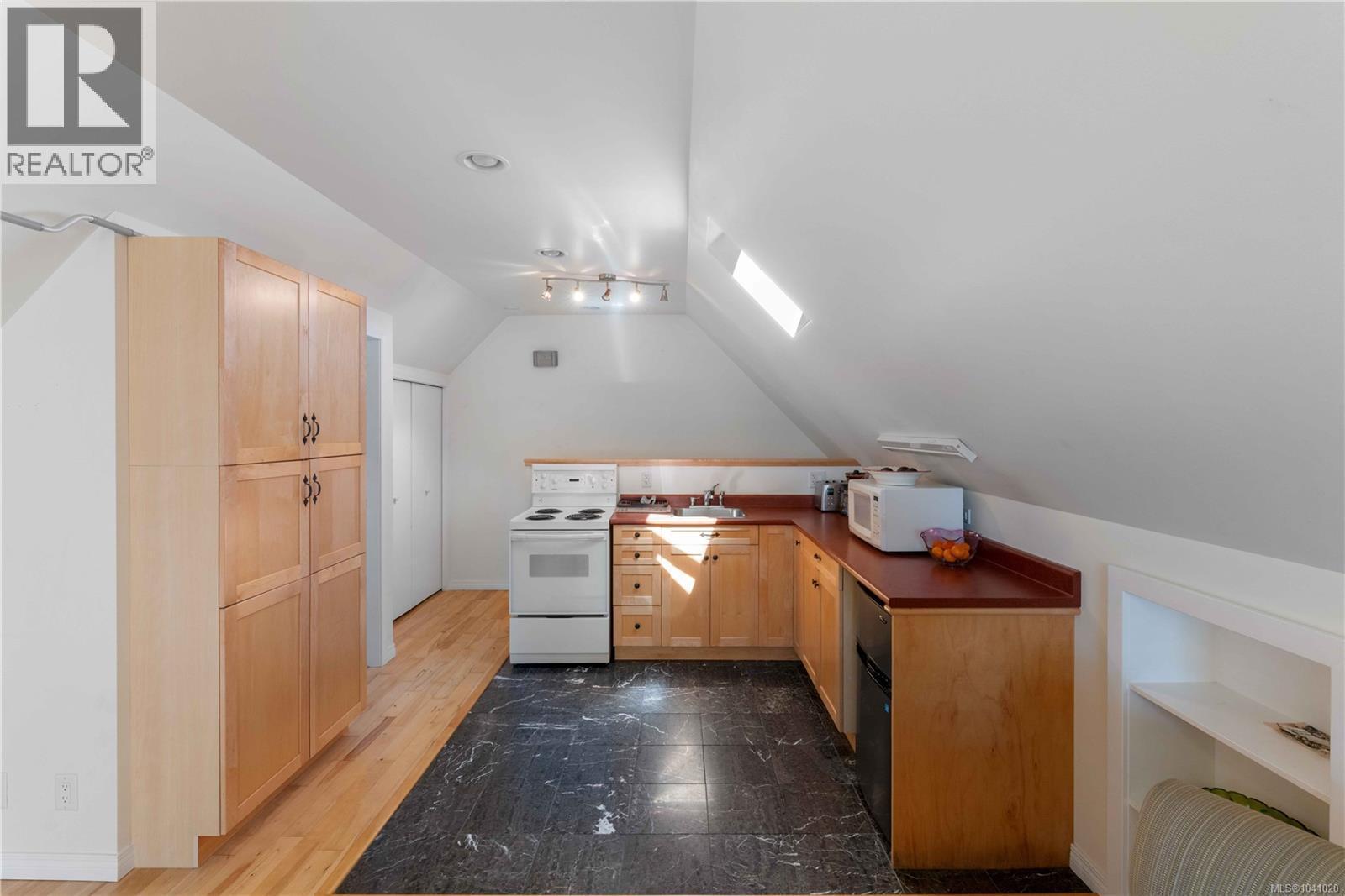 1562 Richardson St - Image 41