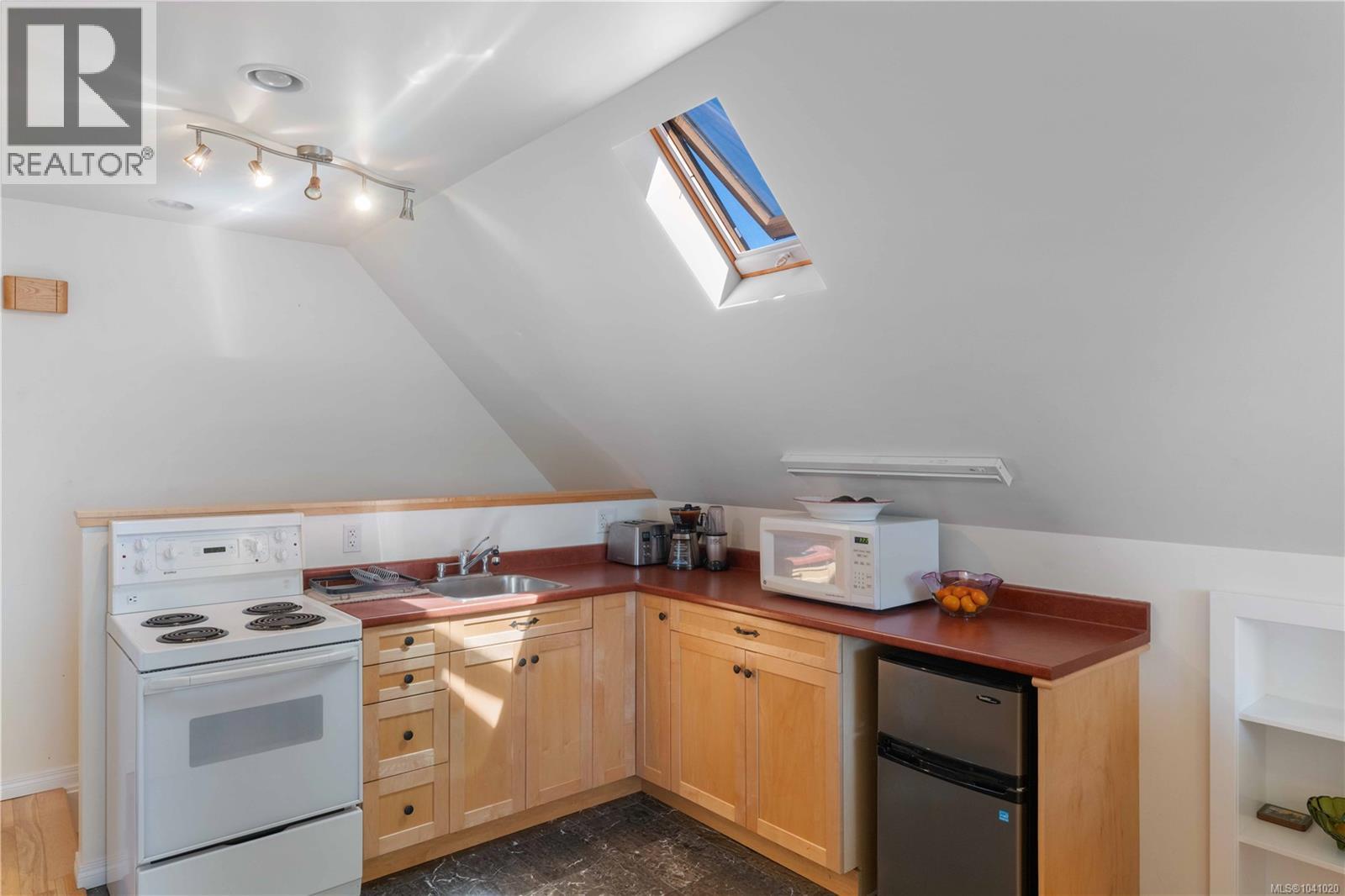 1562 Richardson St - Image 43