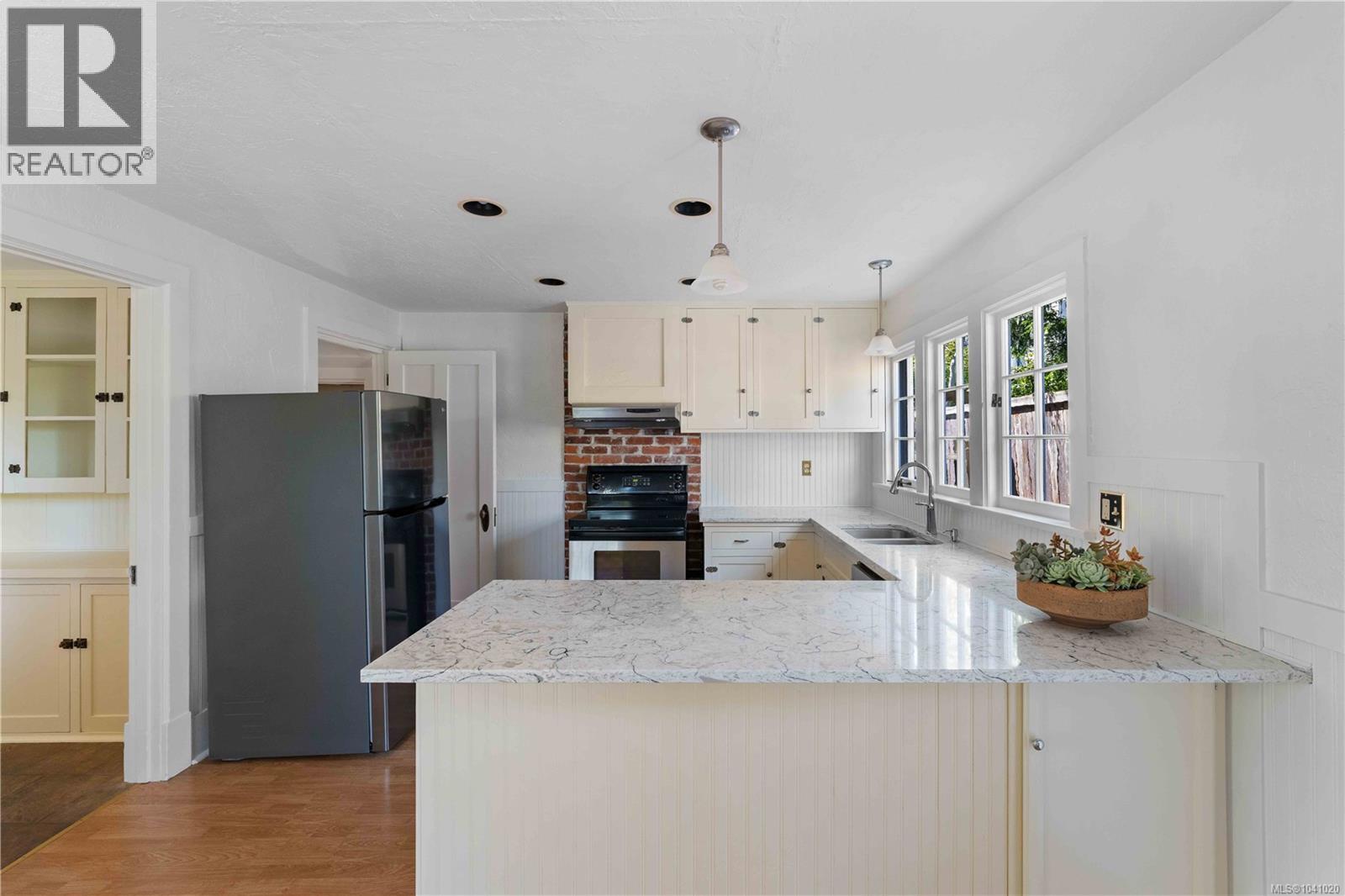 1562 Richardson St - Image 13