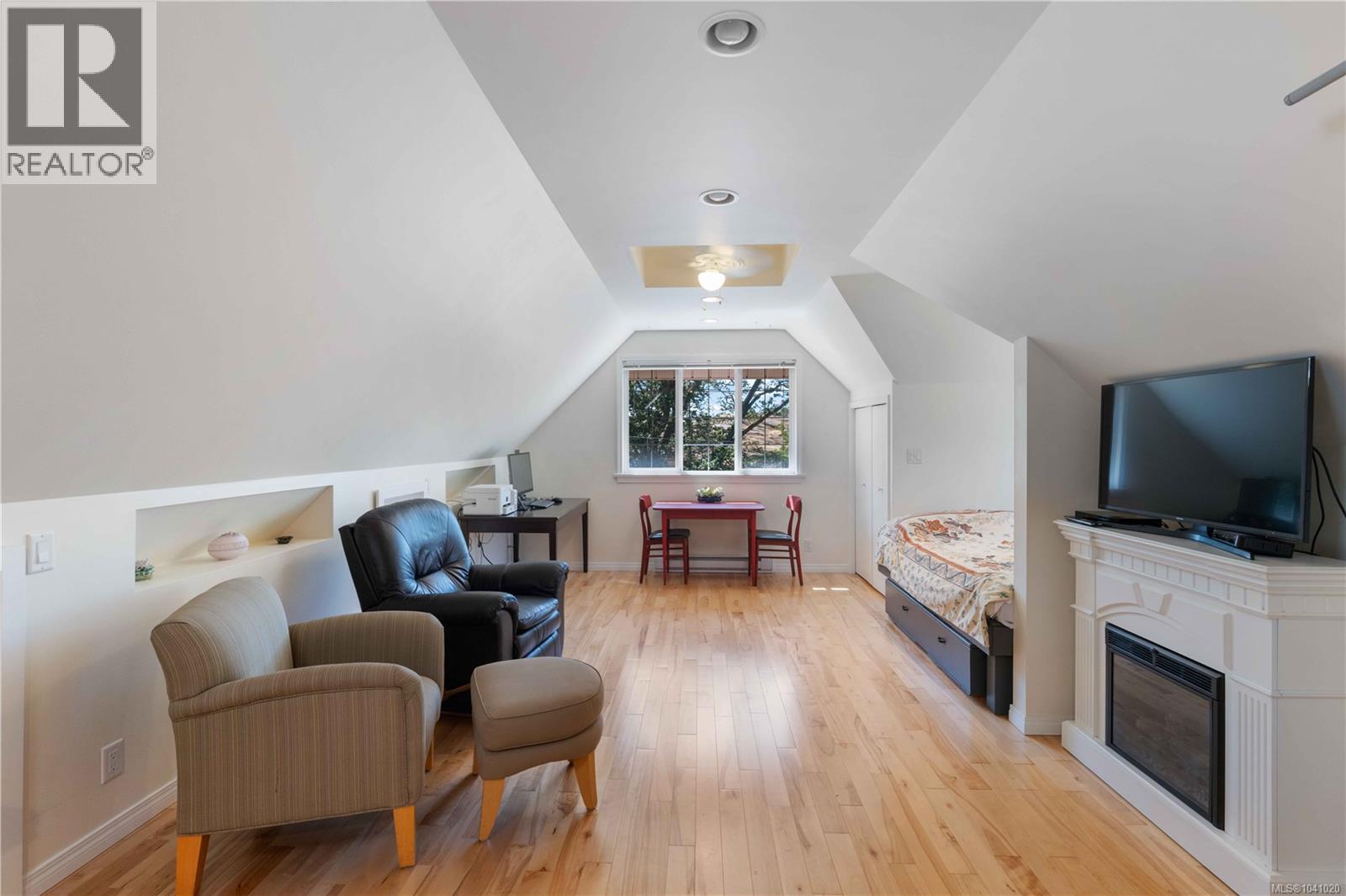 1562 Richardson St - Image 40