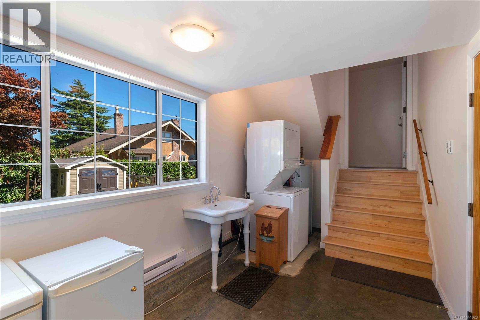 1562 Richardson St - Image 38