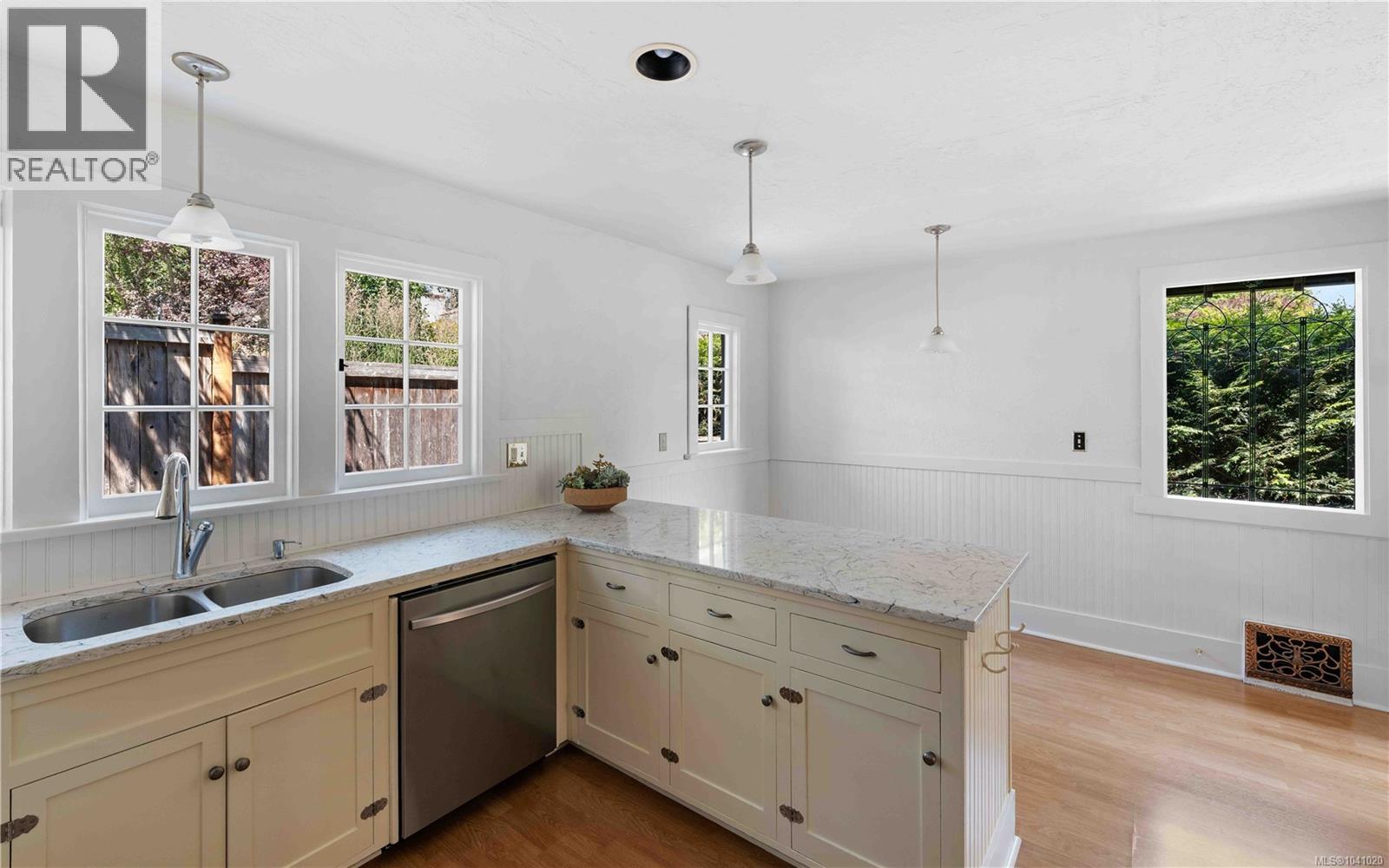 1562 Richardson St - Image 12
