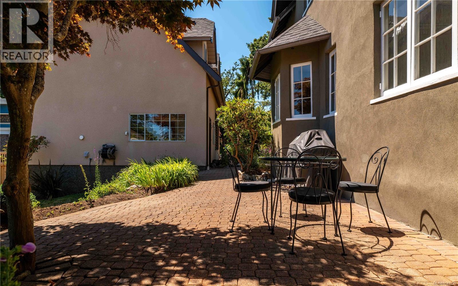 1562 Richardson St - Image 47