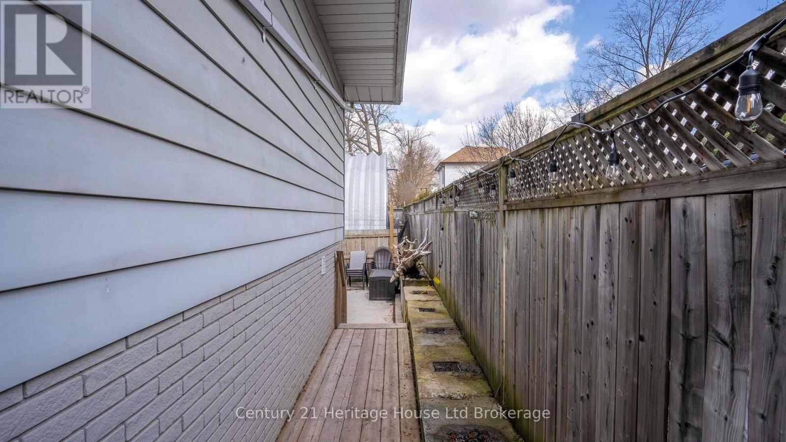 117 WONHAM STREET S - Image 20