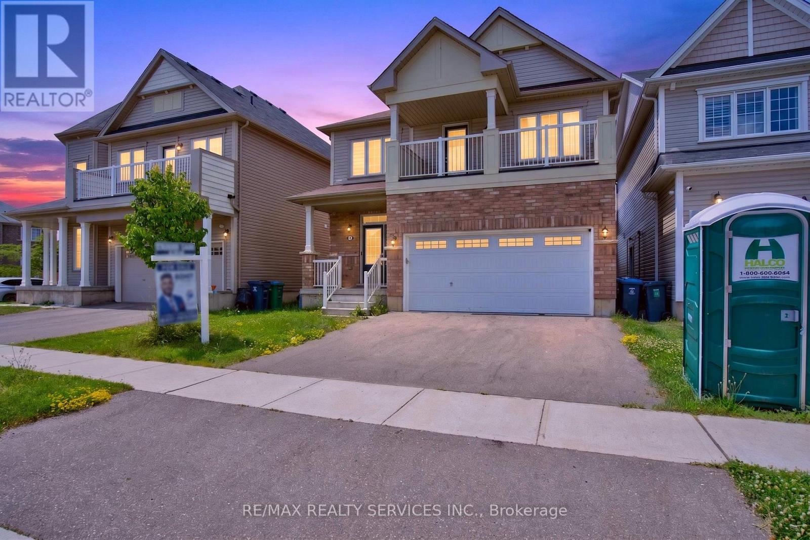 8 MUNRO CIRCLE - 1