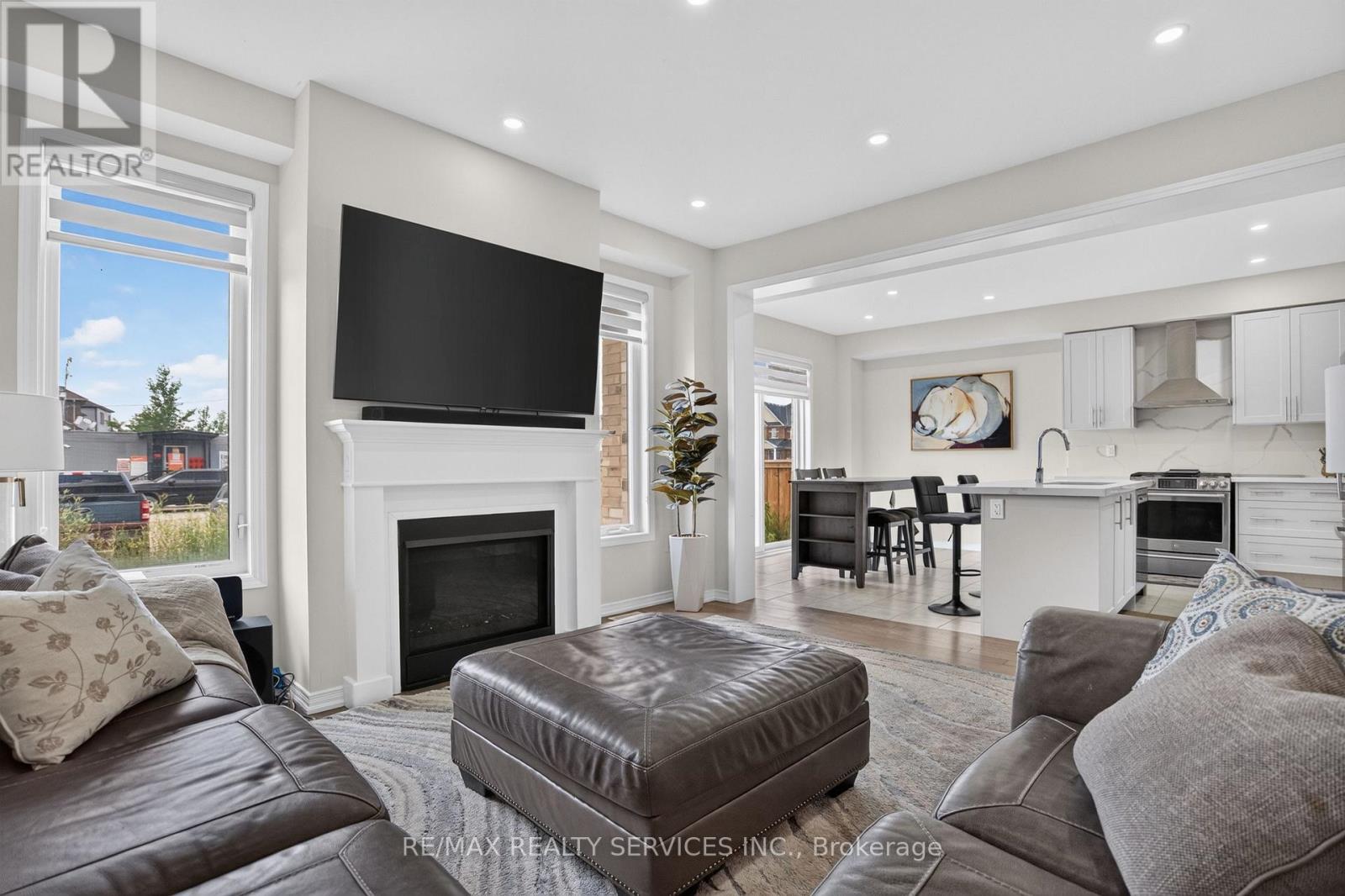 8 MUNRO CIRCLE - 12