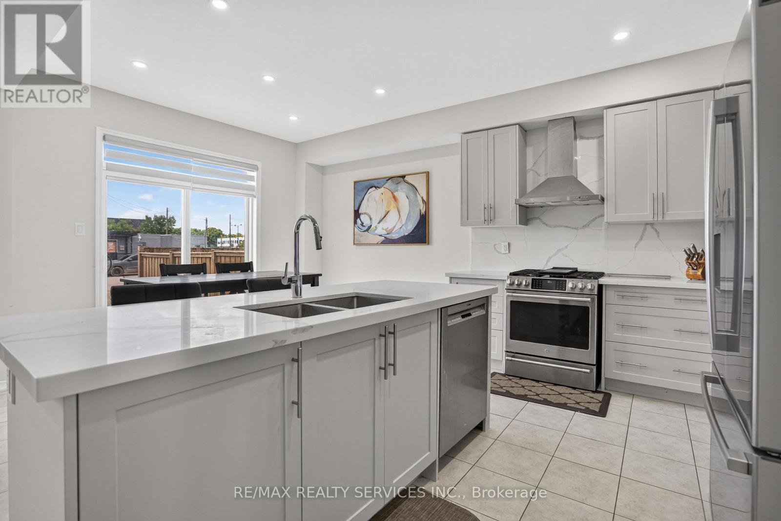 8 MUNRO CIRCLE - 15