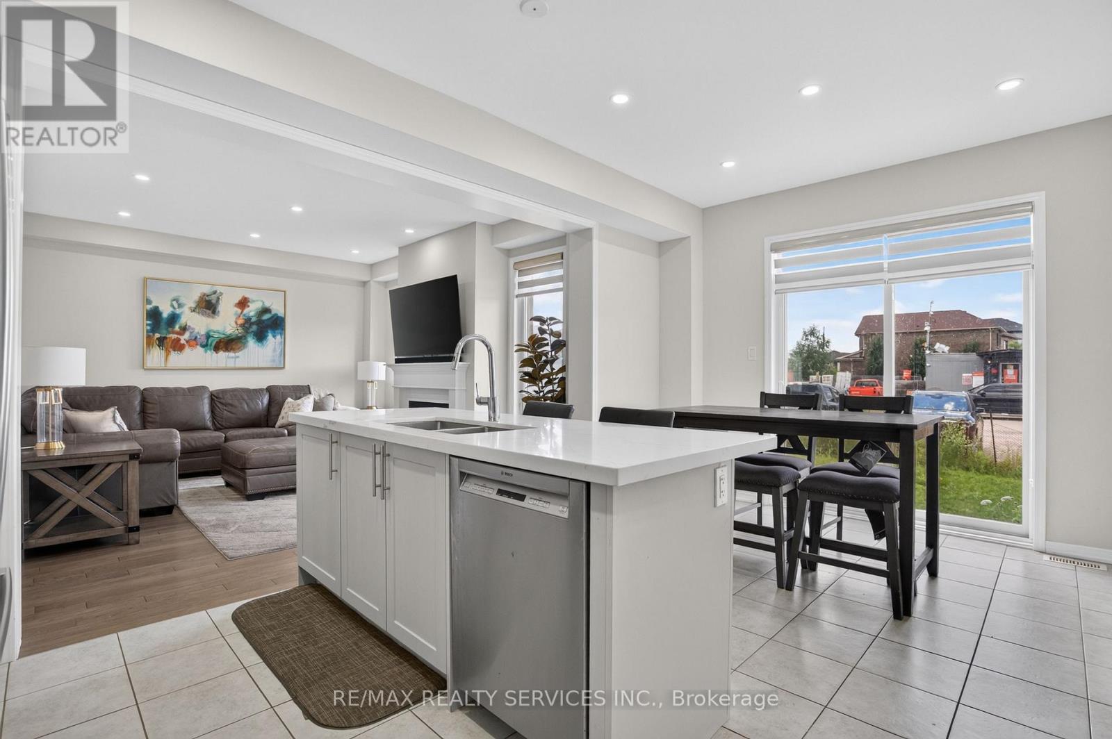 8 MUNRO CIRCLE - 16