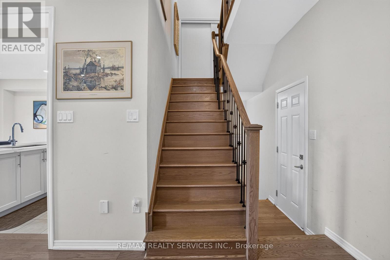 8 MUNRO CIRCLE - 18