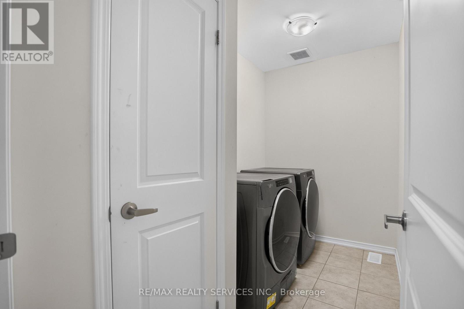 8 MUNRO CIRCLE - 24