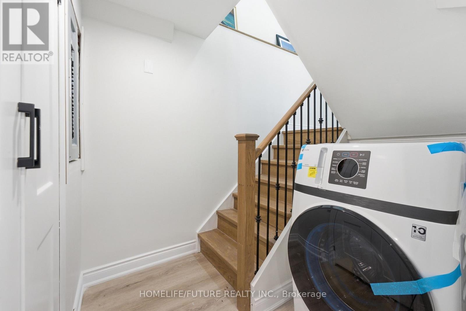 1 LOCKHART GATE - 32