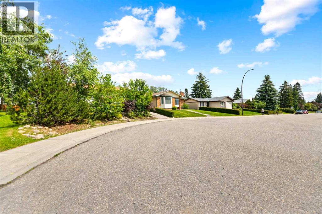 323 maddock Crescent NE - 3