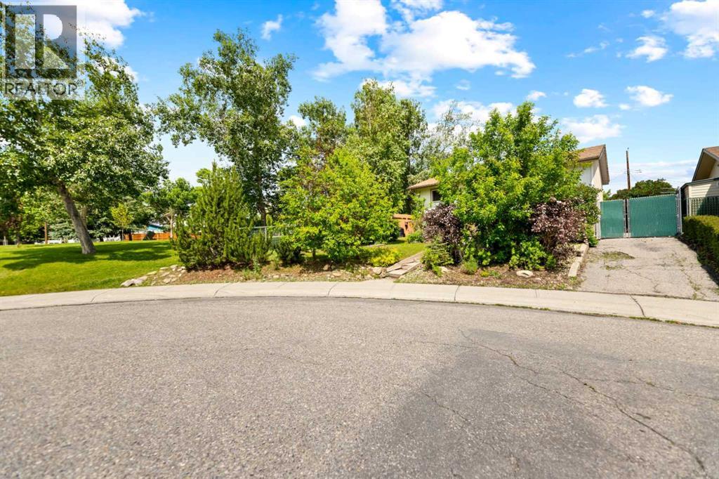 323 maddock Crescent NE - 2
