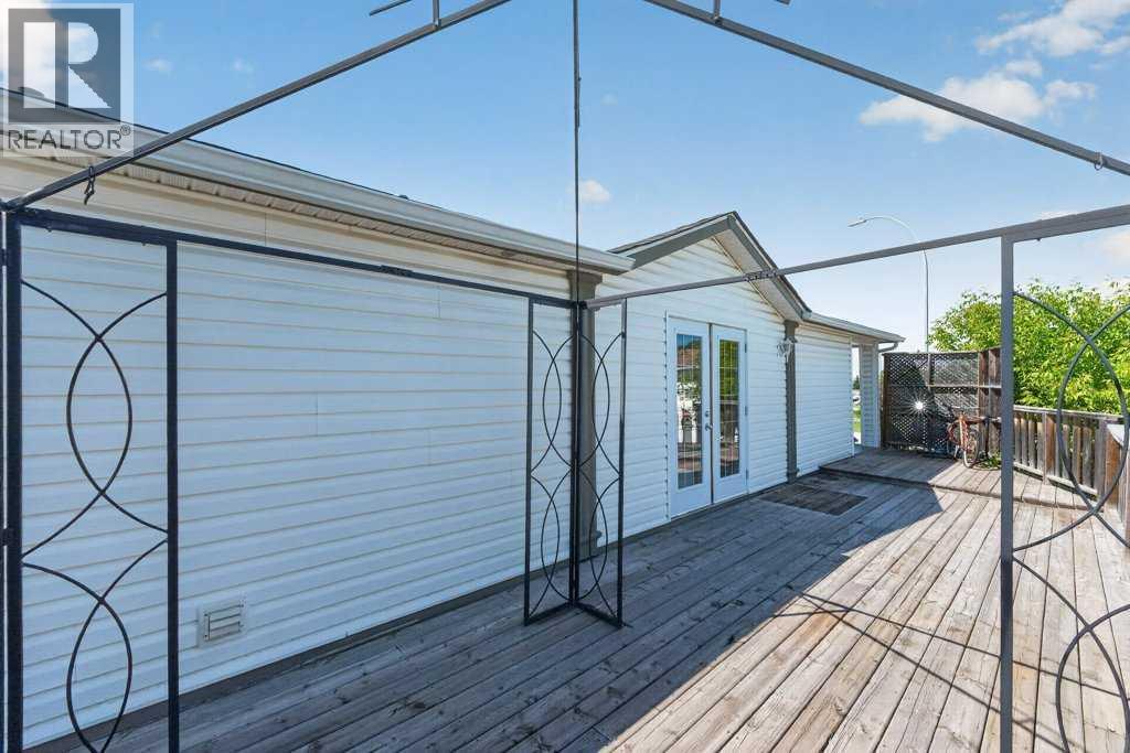 Massive deck with pergola