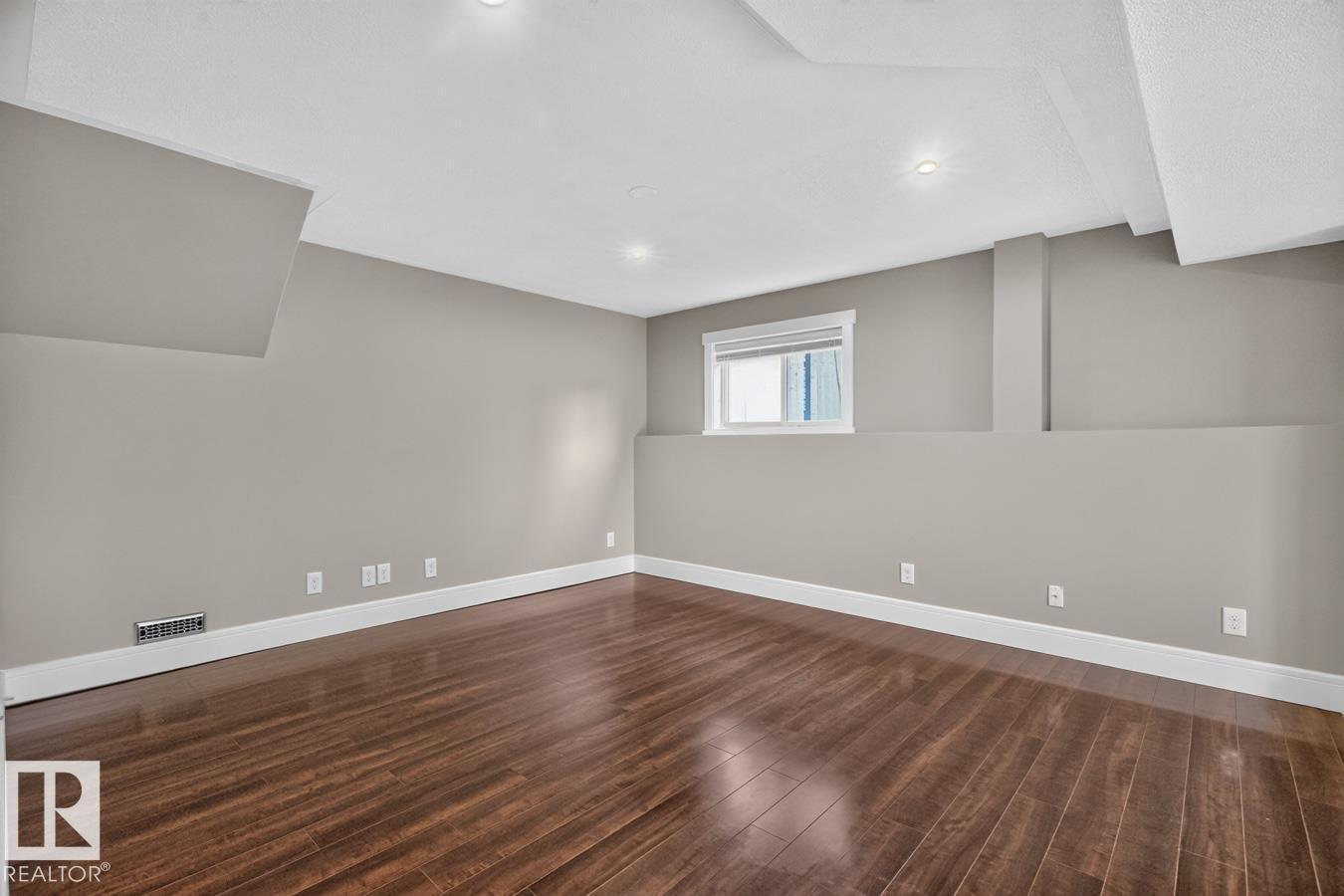 5612 55 ST - 21