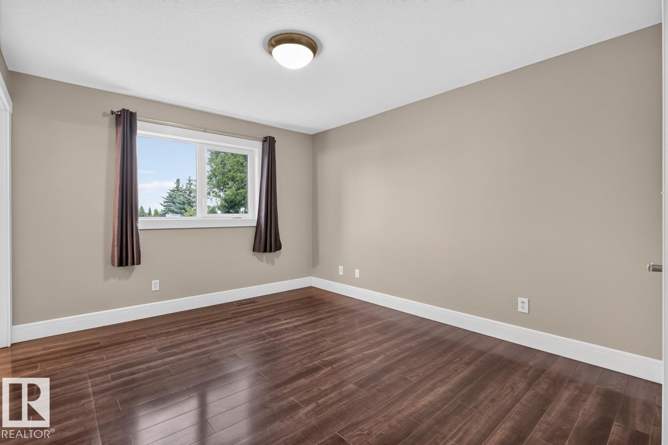 5612 55 ST - 9