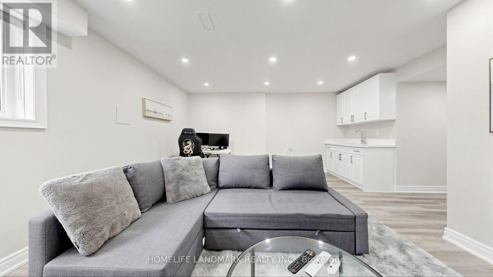 1329 MERTON ROAD - 33