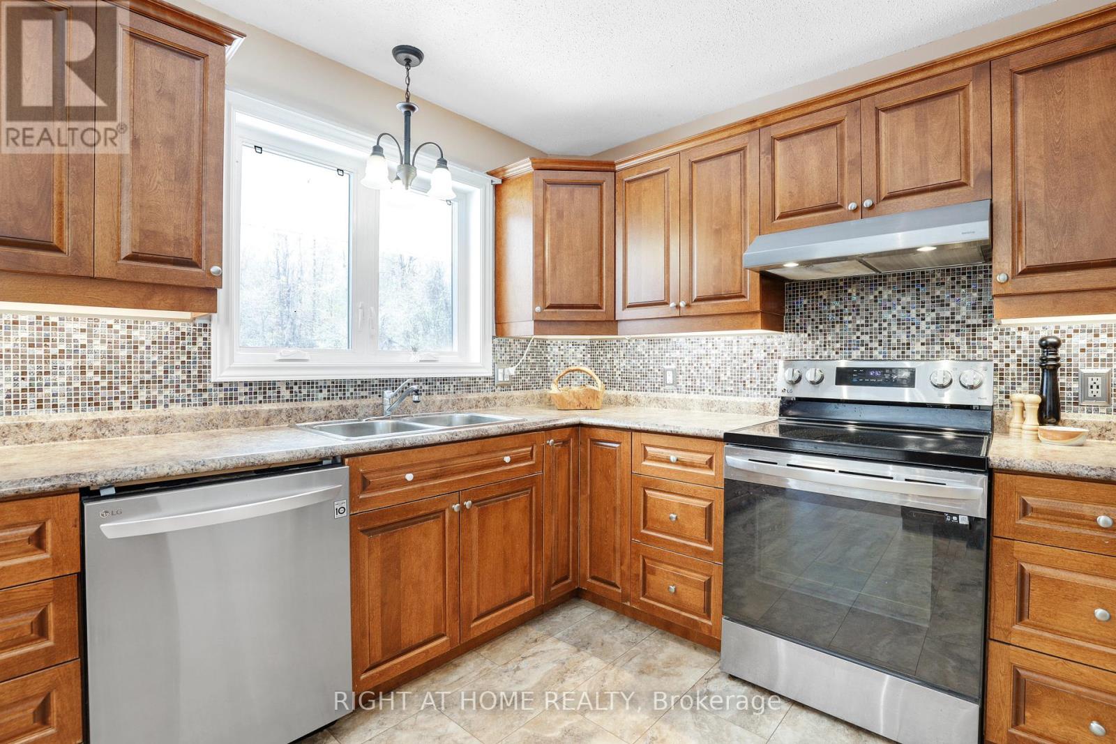 902 RUE ELIZABETH STREET - 12
