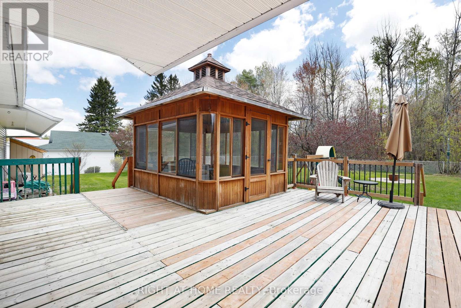 902 RUE ELIZABETH STREET - 23