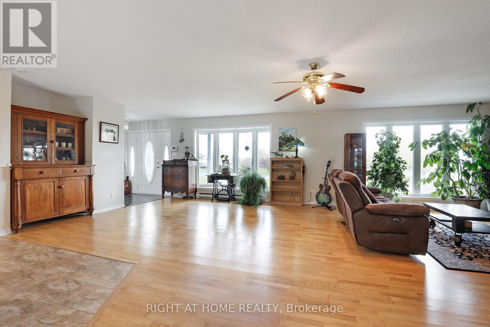 902 RUE ELIZABETH STREET - 6