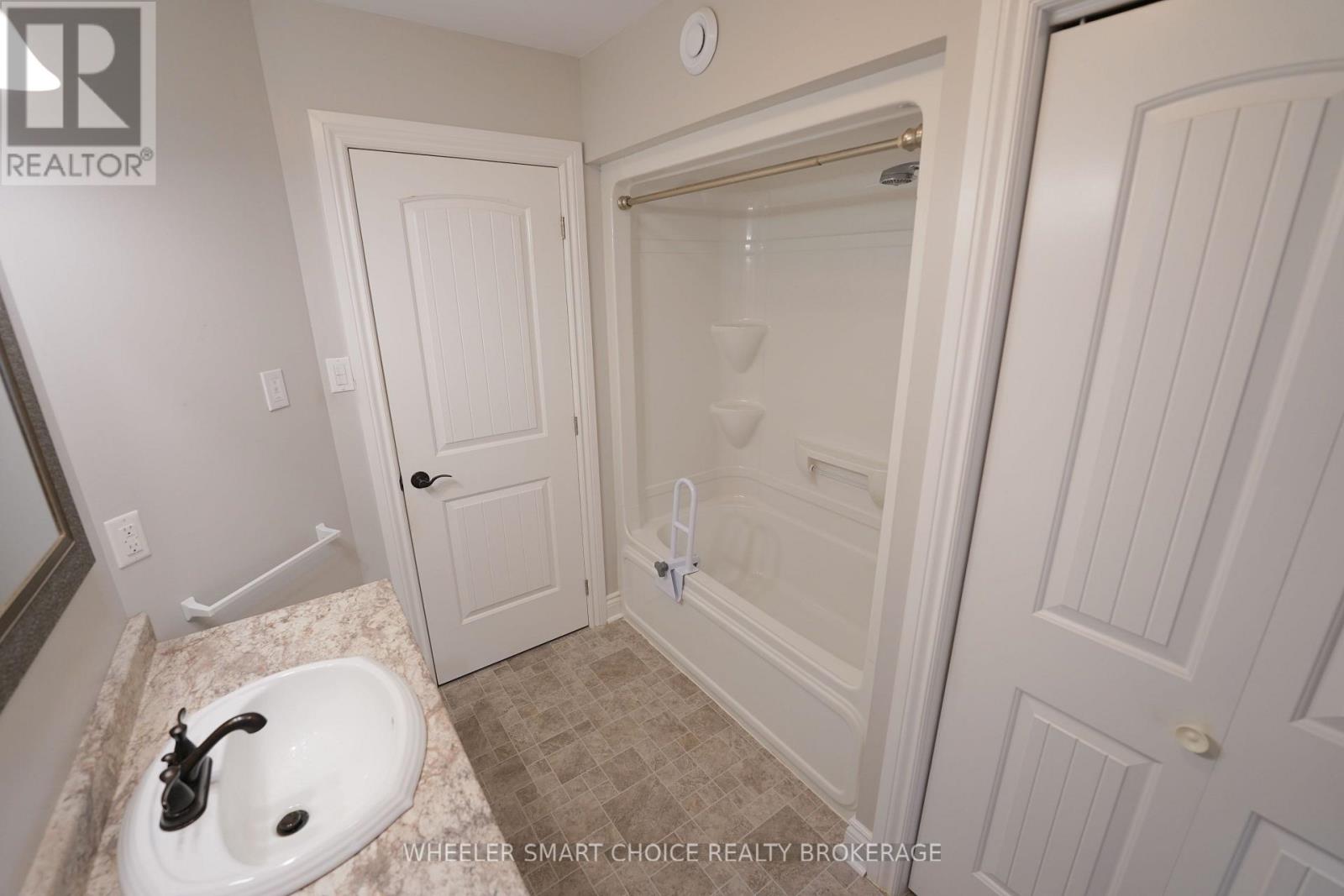 53 MERCIER AVENUE E - 15