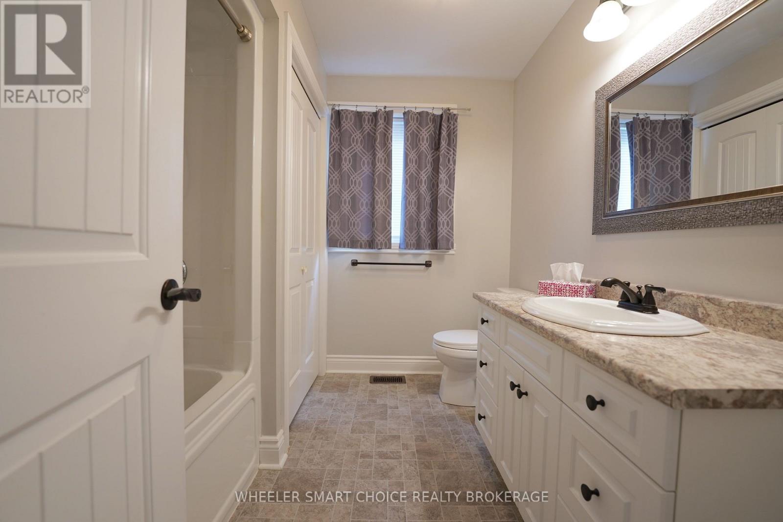 53 MERCIER AVENUE E - 17