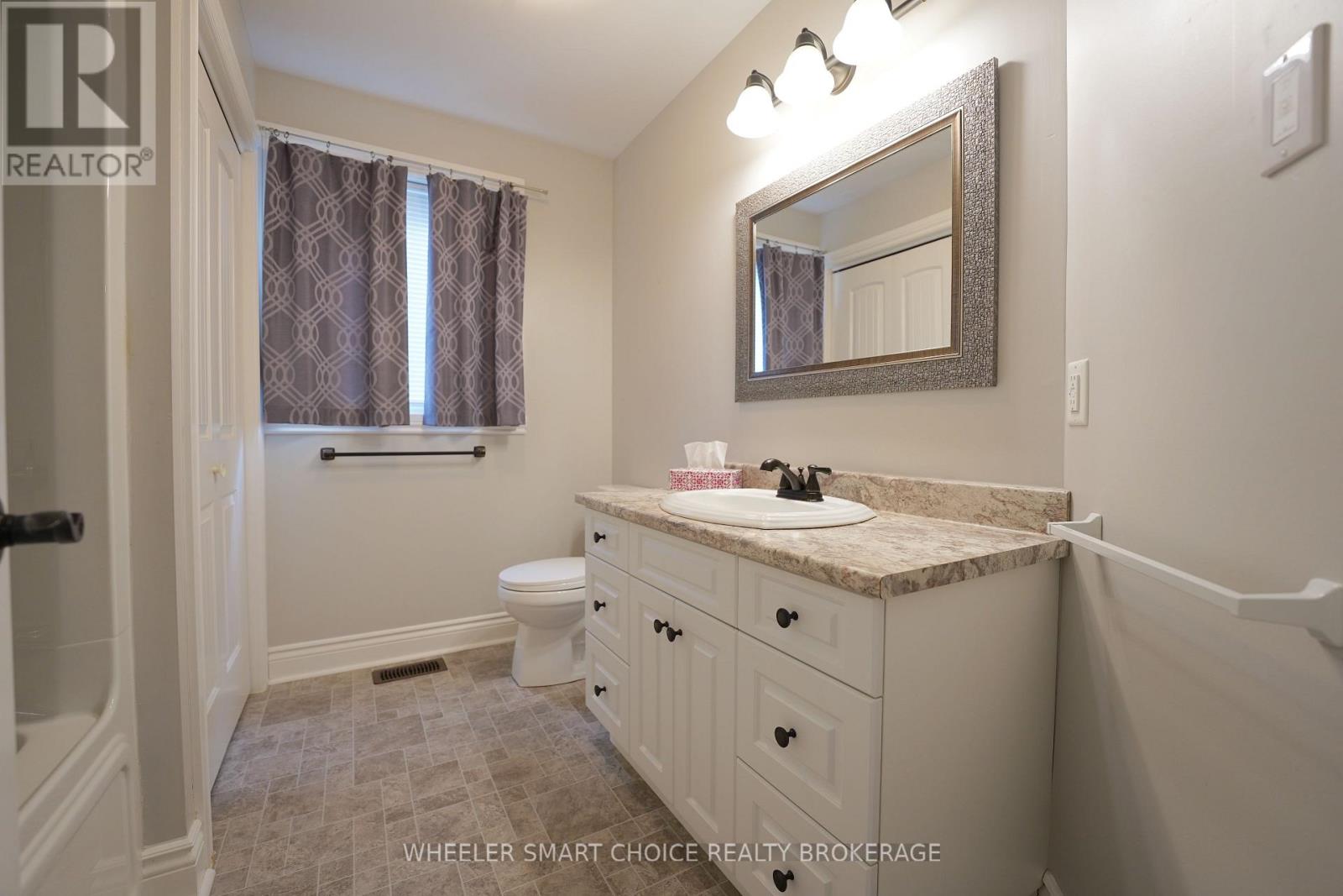 53 MERCIER AVENUE E - 18