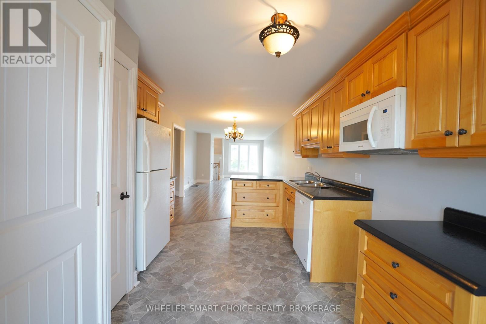53 MERCIER AVENUE E - 4