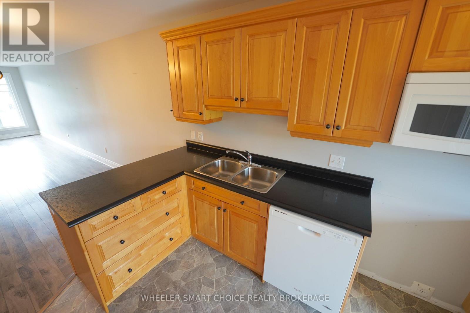 53 MERCIER AVENUE E - 5